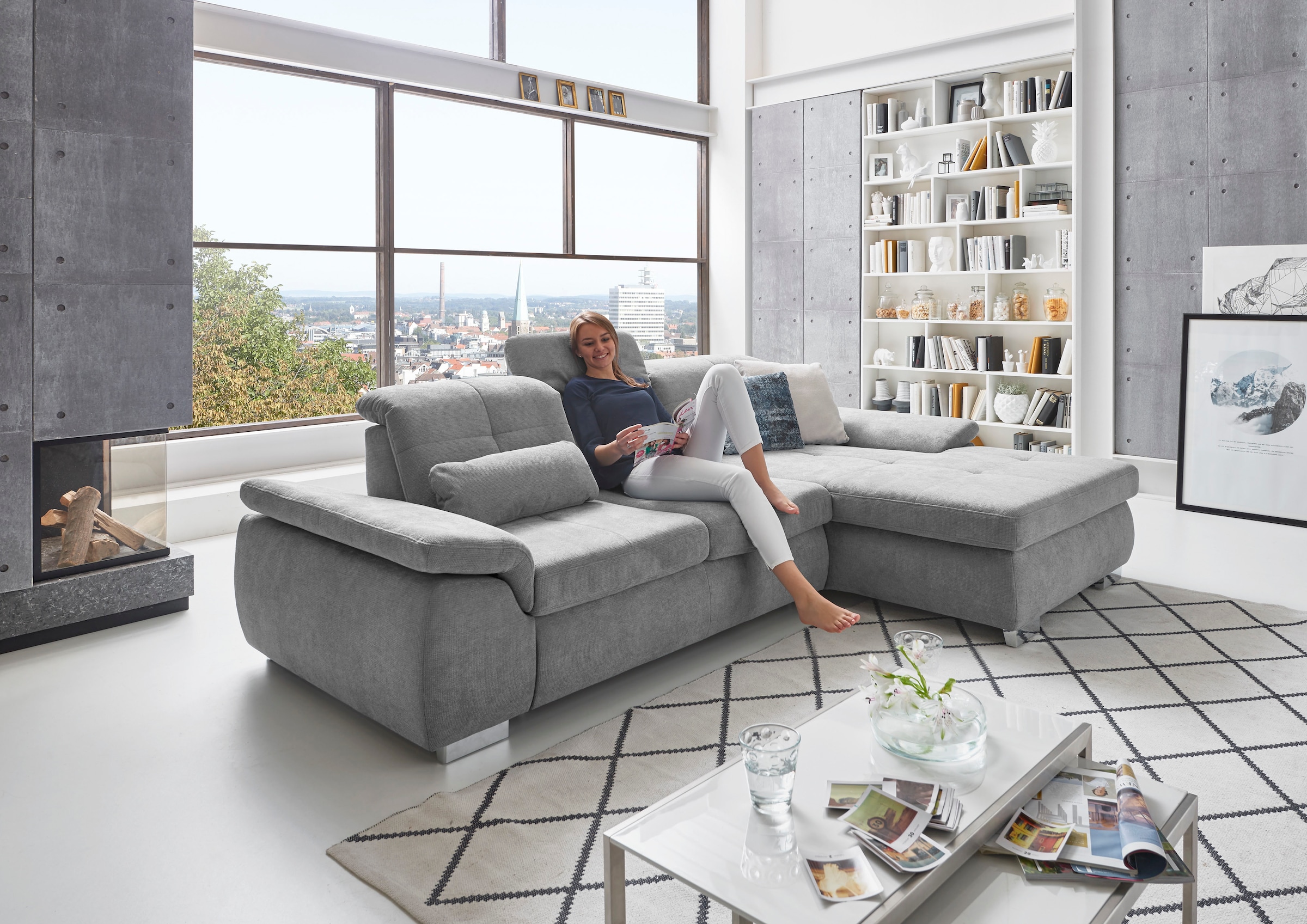 Die PlanBar Ecksofa "MP-IN16037 L-Form, Breite 289 cm, mit Federkern-Polsterung" mit Sitztiefenverstellung & Zierkissen