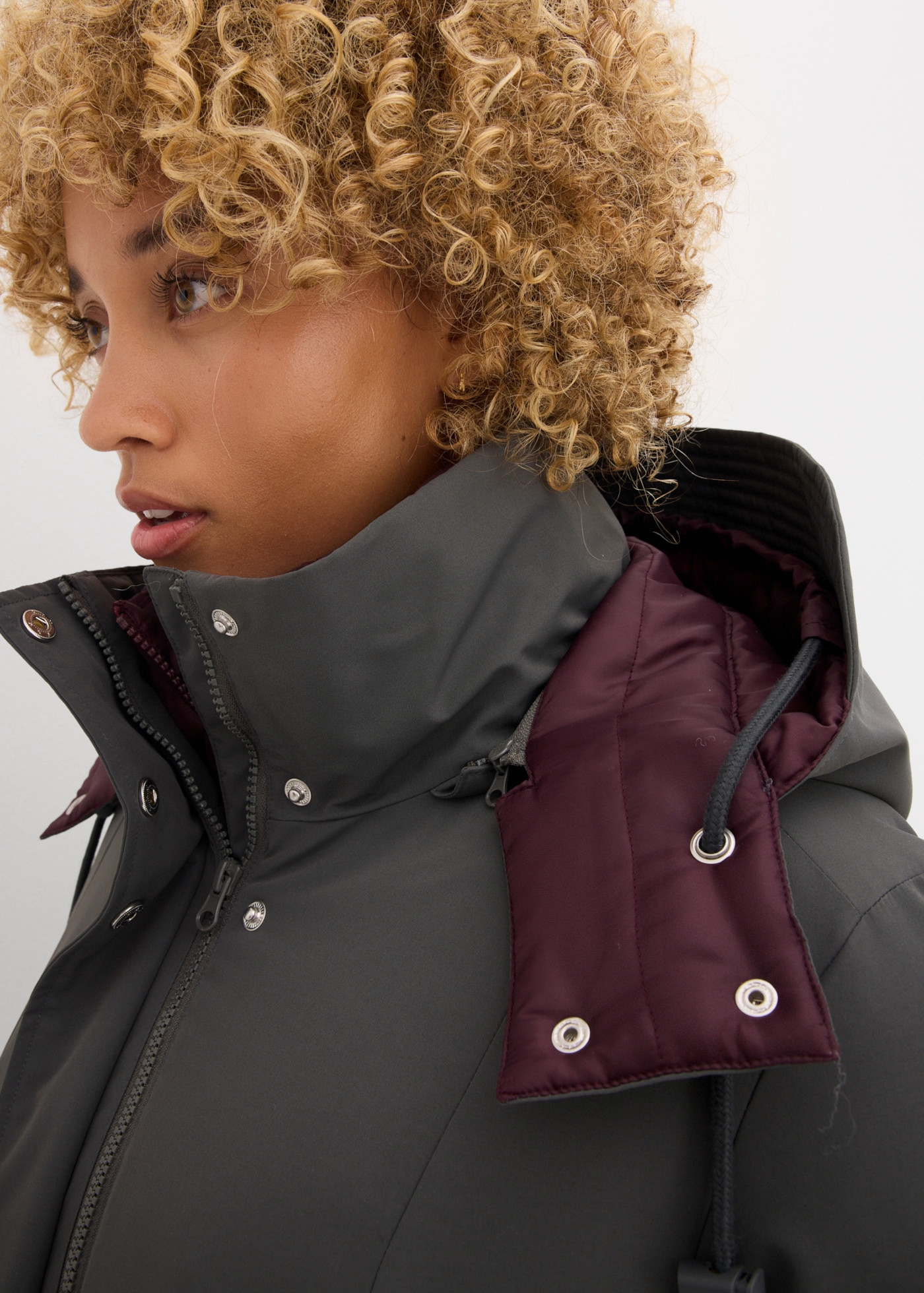 bonprix Outdoorjacke in 2-in-1-Optik, wasserabweisend, figurumspielend, sportlich