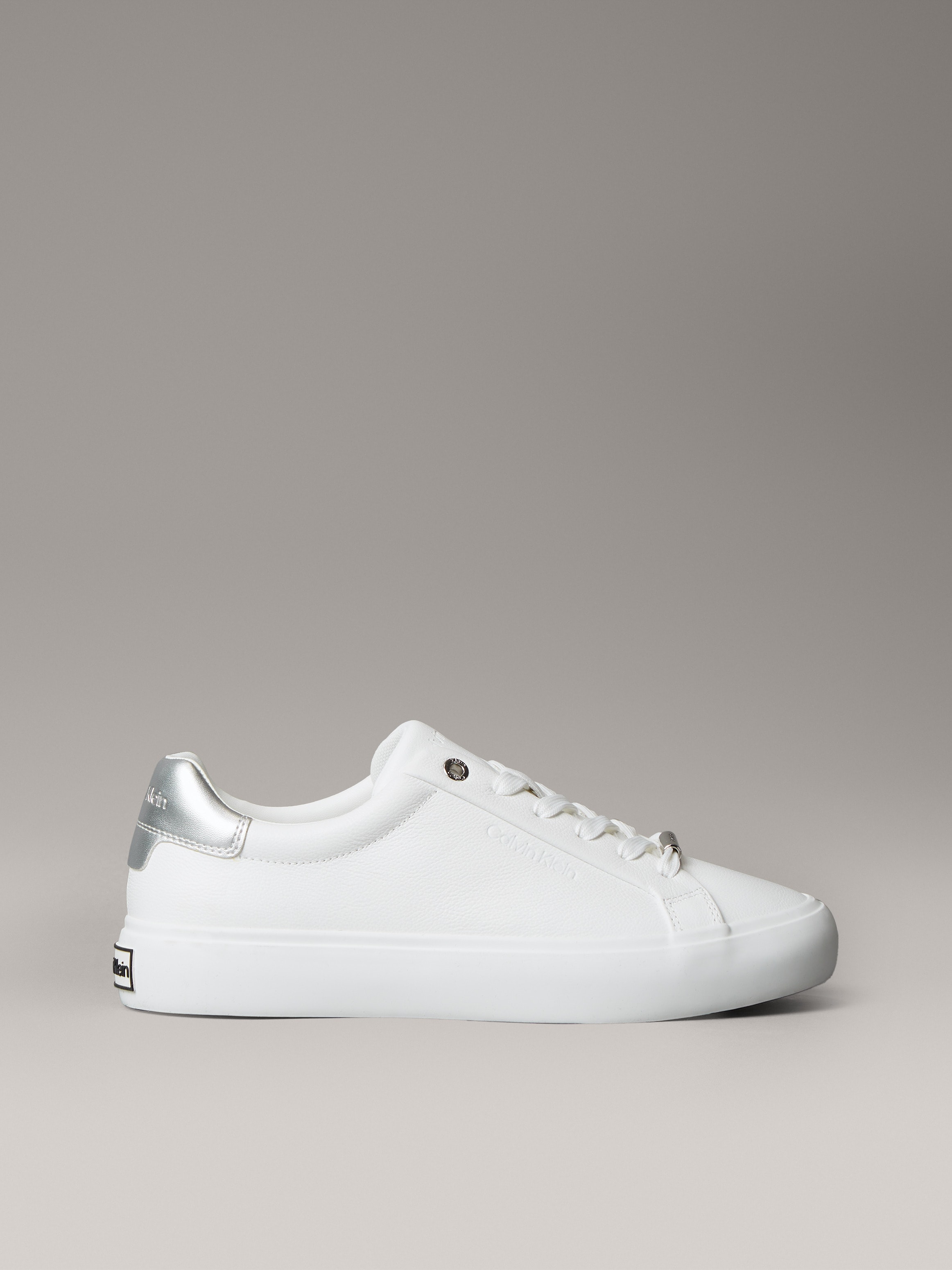 Calvin Klein Sneaker »LACE UP SNEAKER W/SILVER BT CK«, Schnürschuh, Halbschuh, Freizeitschuh mit gepolstertem Schaftrand