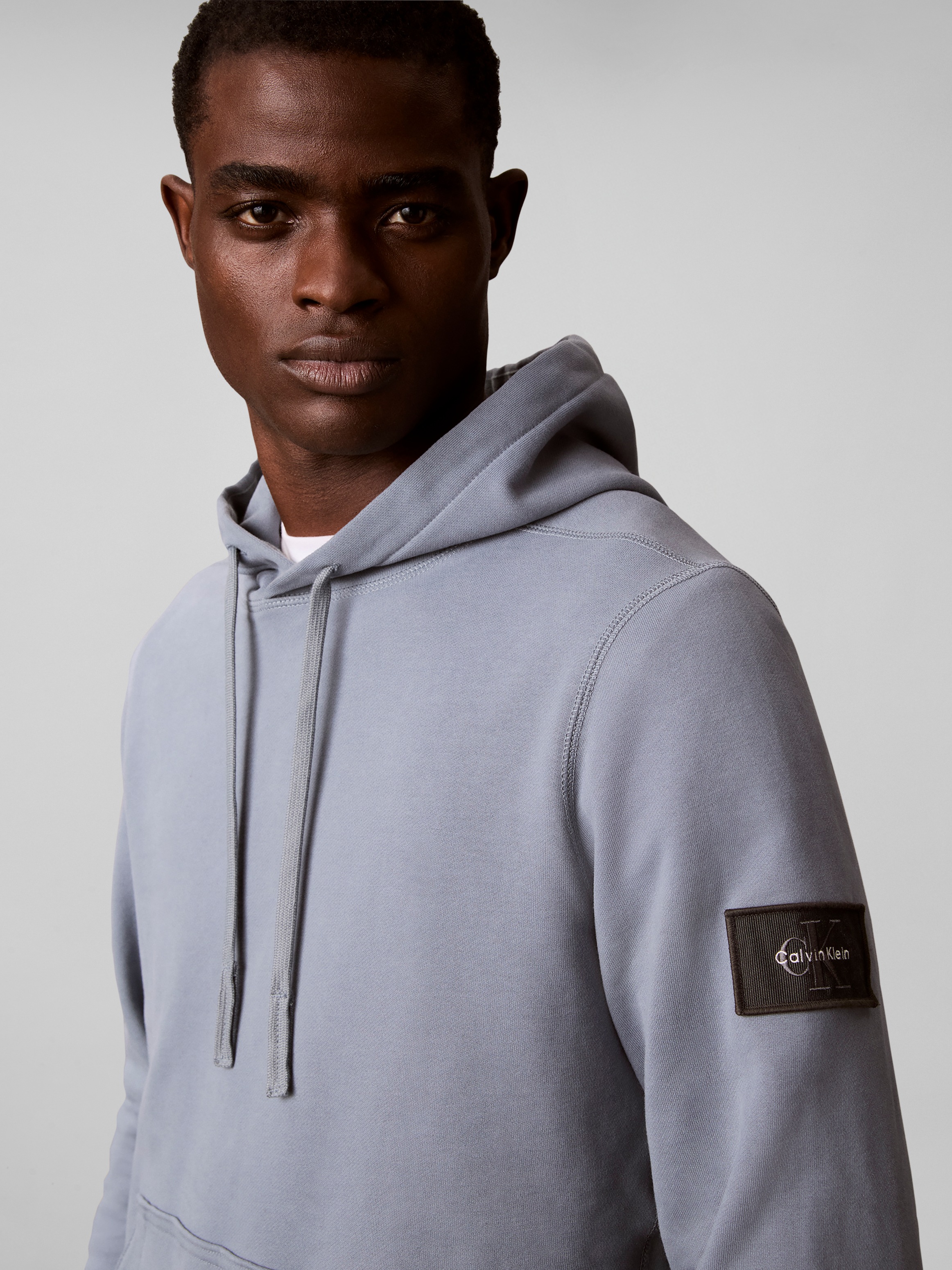 Calvin Klein Jeans Kapuzensweatshirt »BADGE HOODIE«, Regular fit, Badge, Kängurutasche
