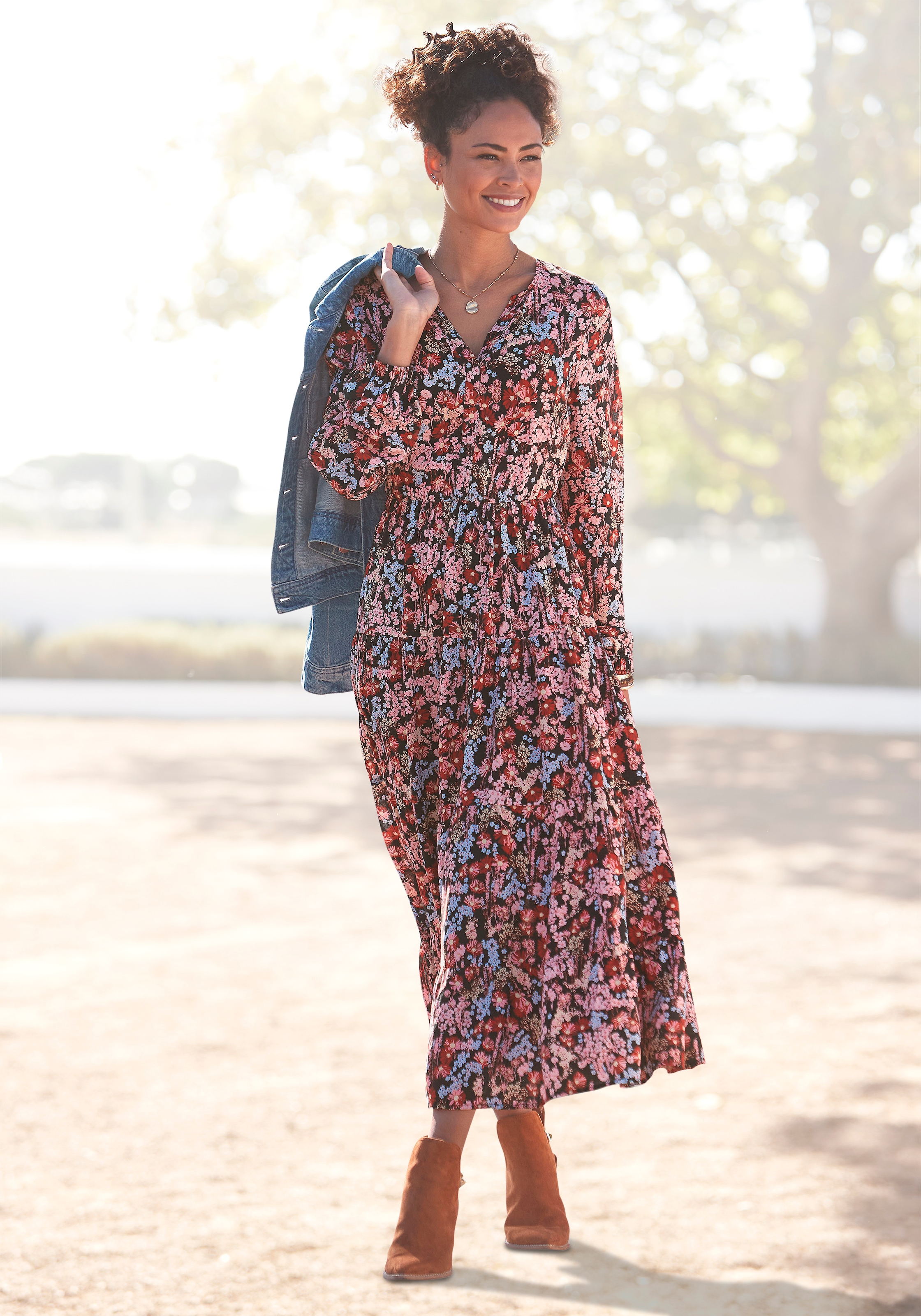 LASCANA Maxikleid »mit Blümchenprint und V-Ausschnitt aus Viskose, locker bequemer Look« Ohne Taschen Langärmliges Webkleid, Sommerkleid, modisches Kaftankleid, Druckkleid