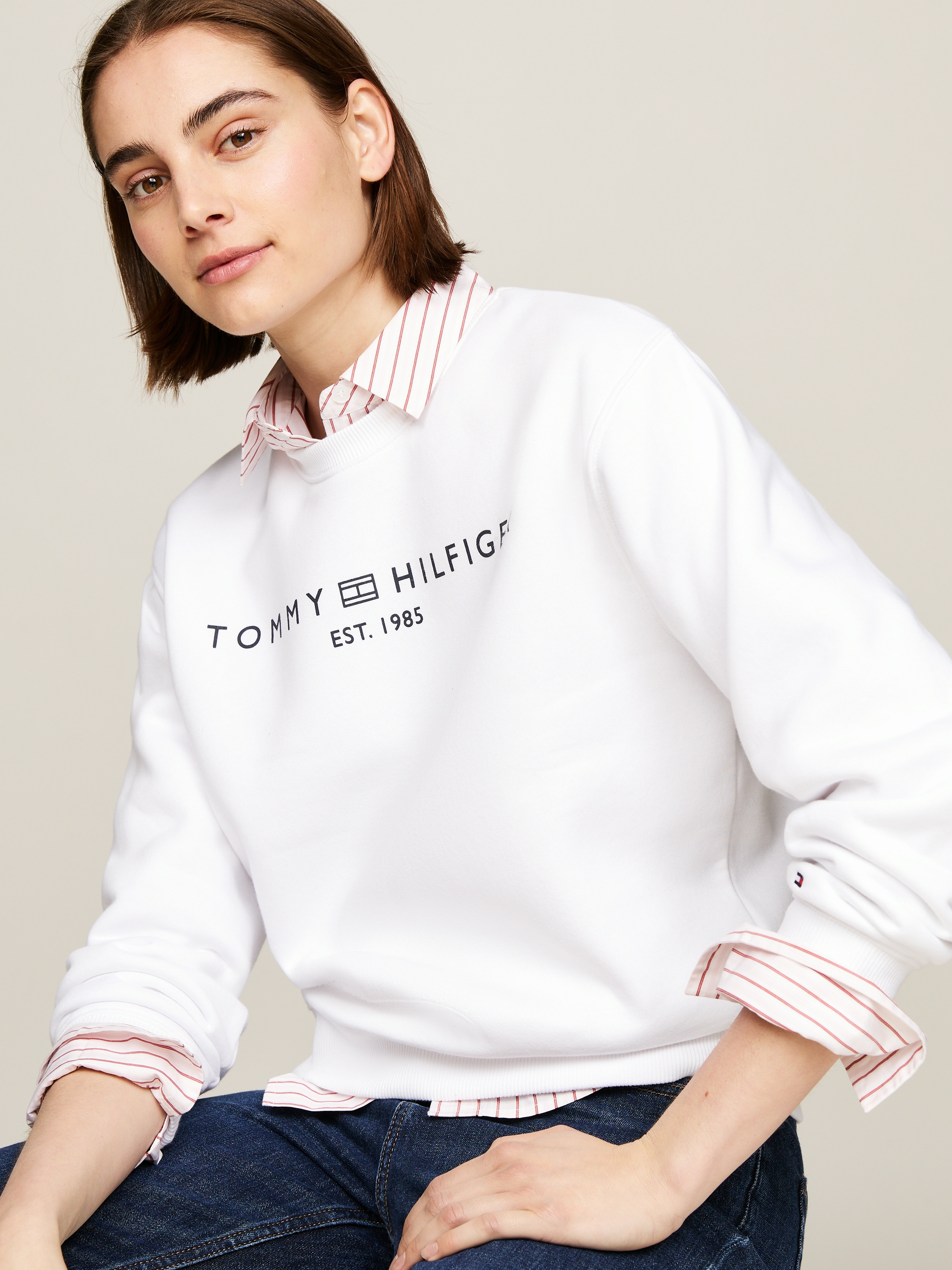 Tommy Hilfiger Sweatshirt »MDRN REG CORP LOGO C-NK SWTSHRT«, mit Logoschriftzug