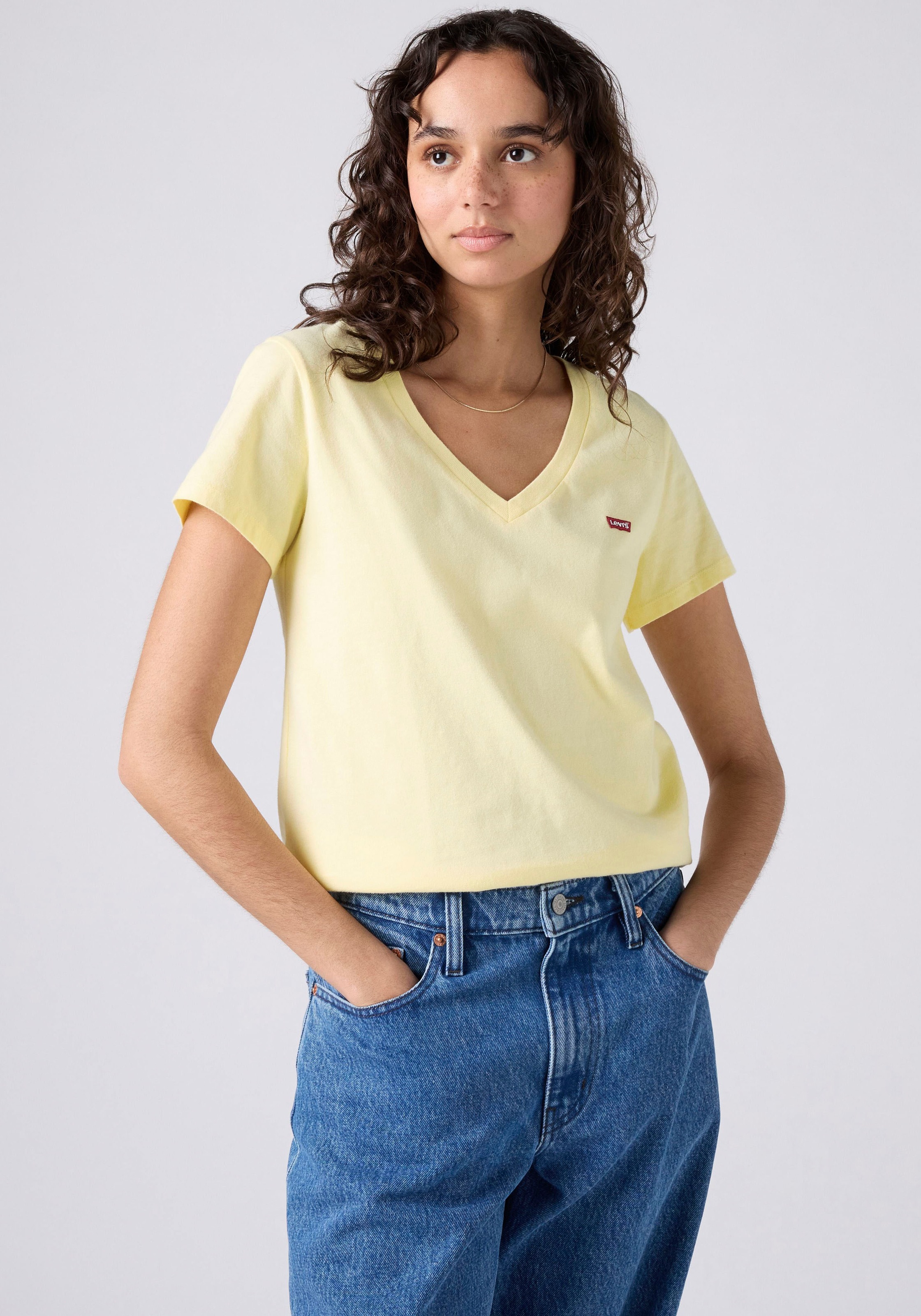 Levis V-Shirt "Perfect Tee" mit kleinem Batwing- Logo günstig online kaufen