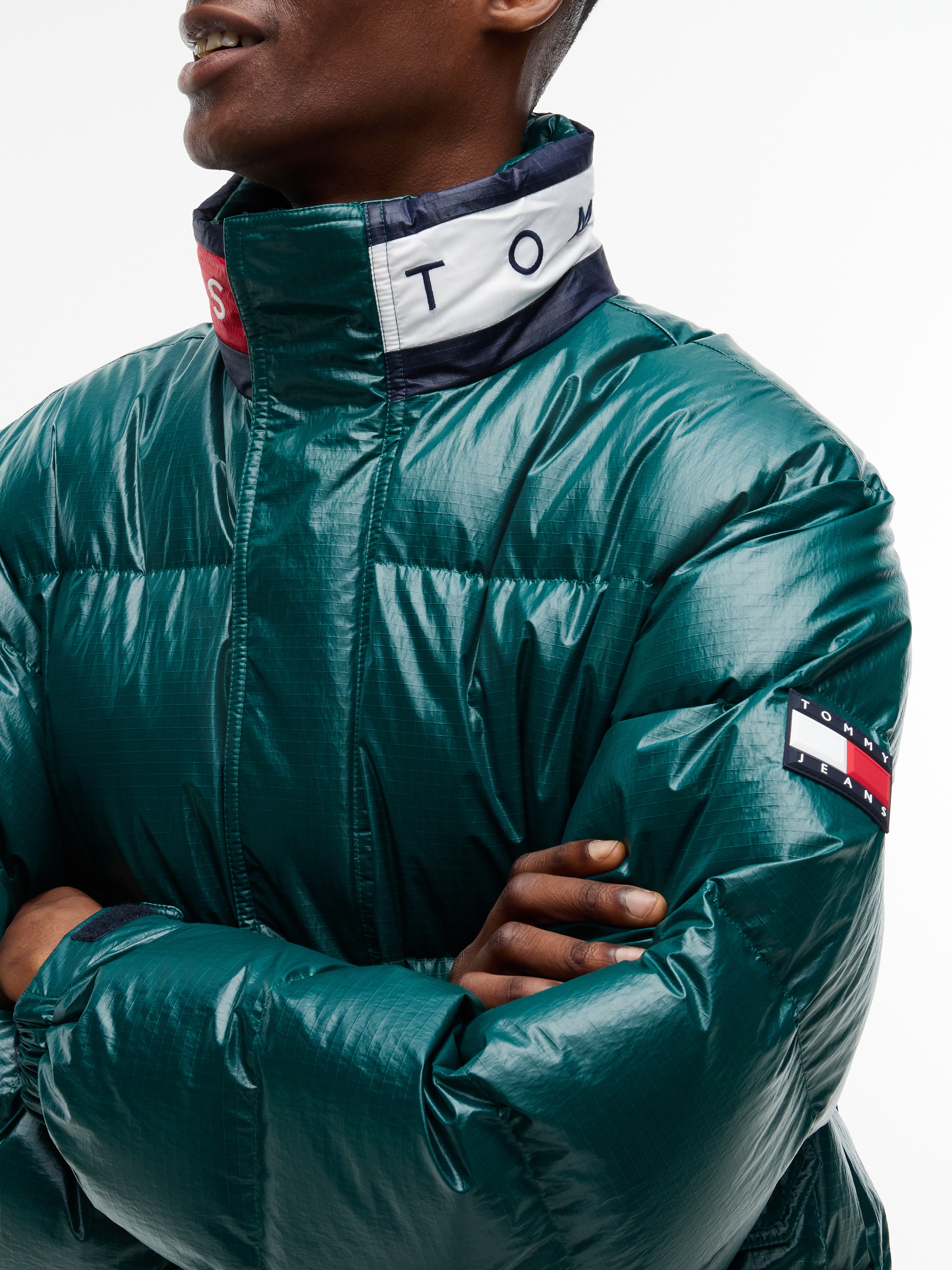 Tommy Jeans Daunenjacke »TJM ALASKA DOWN FLAG« glänzende Oberfläche, mit Daunenfüllung