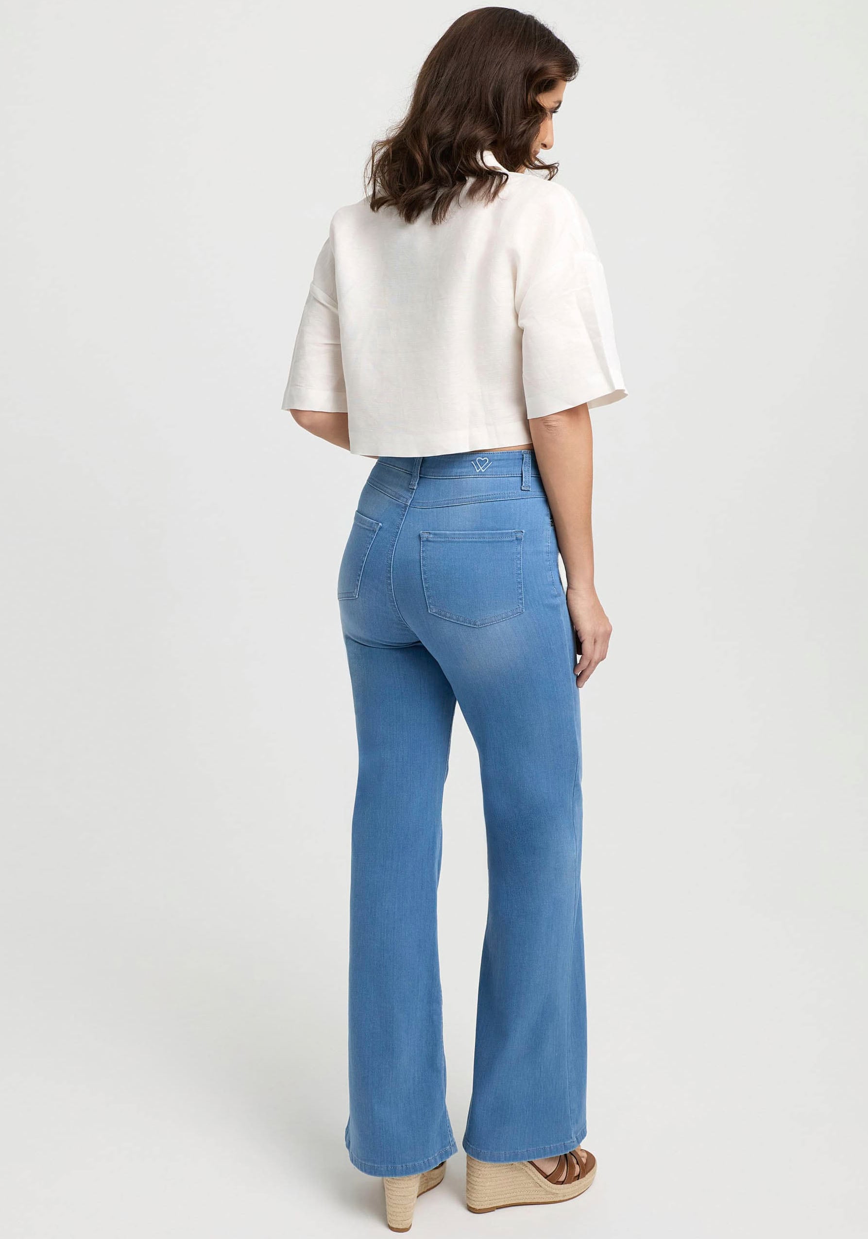 wonderjeans Bootcut-Jeans, in hellblauer Waschung