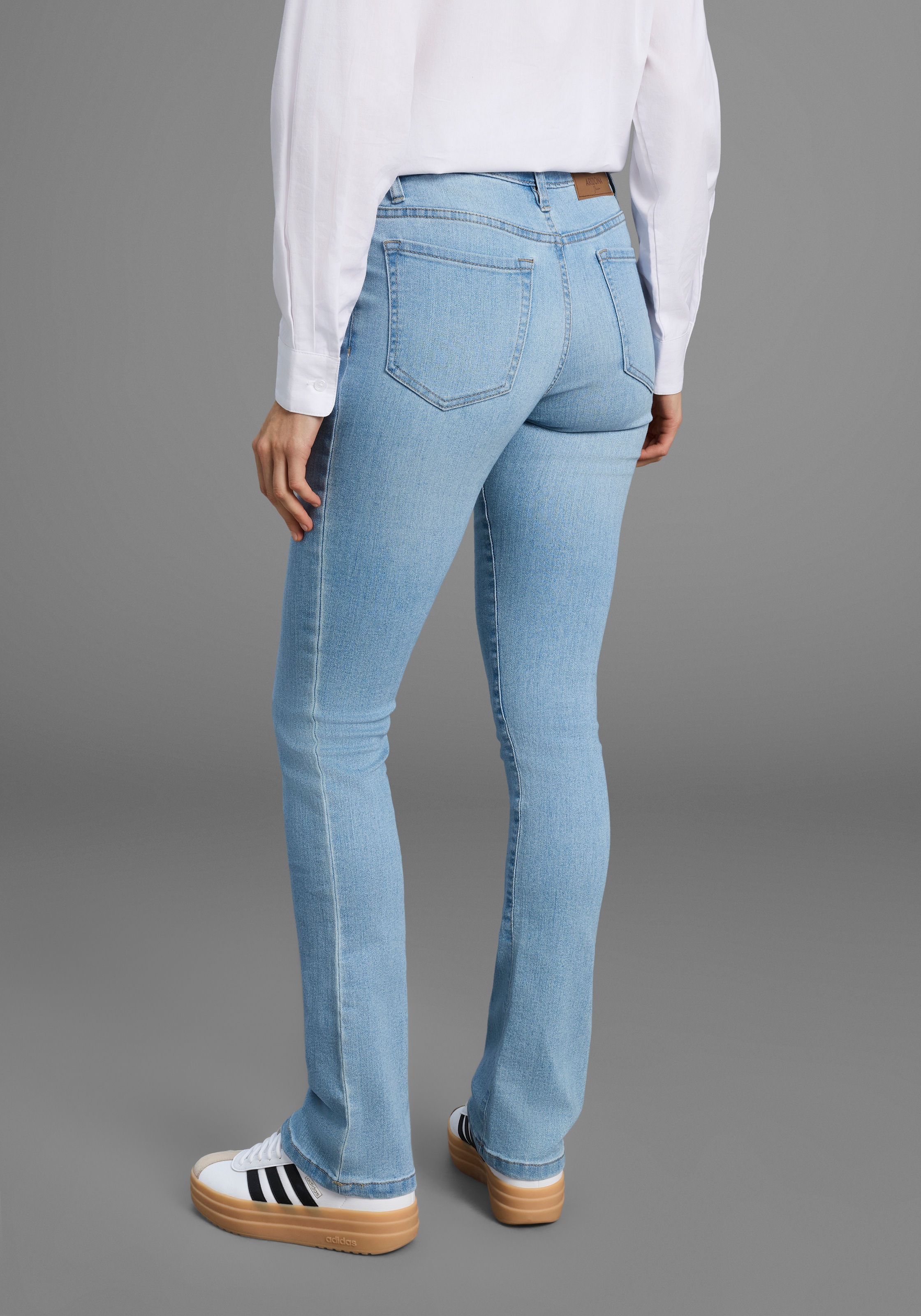 Arizona Bootcut-Jeans "Baby-Boot" Bootcut-Stil, figurbetonte Passform, mit günstig online kaufen