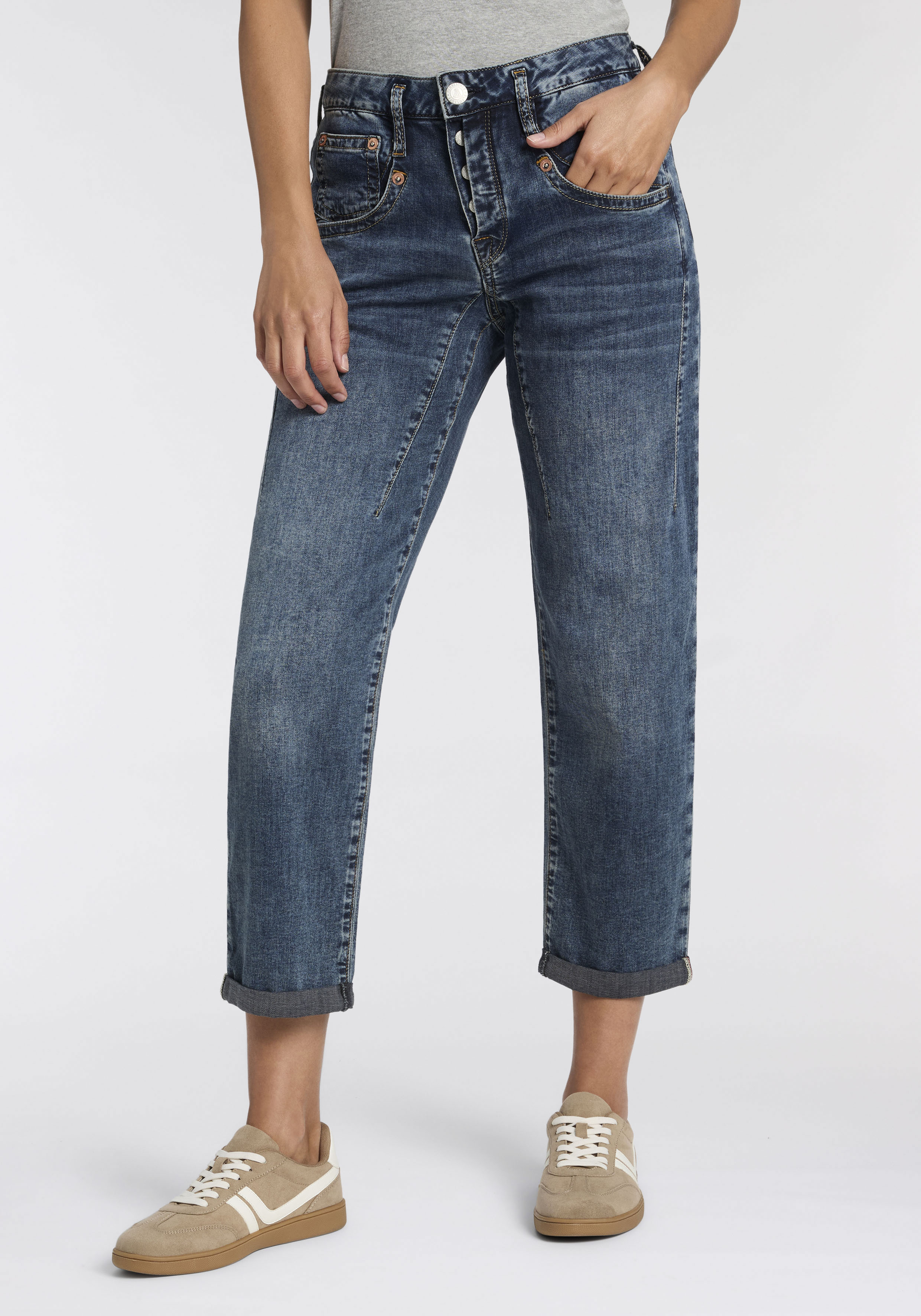Herrlicher Boyfriend-Jeans "Shyra Tap Denim Light" im Straight Fit, mit Knopfleiste