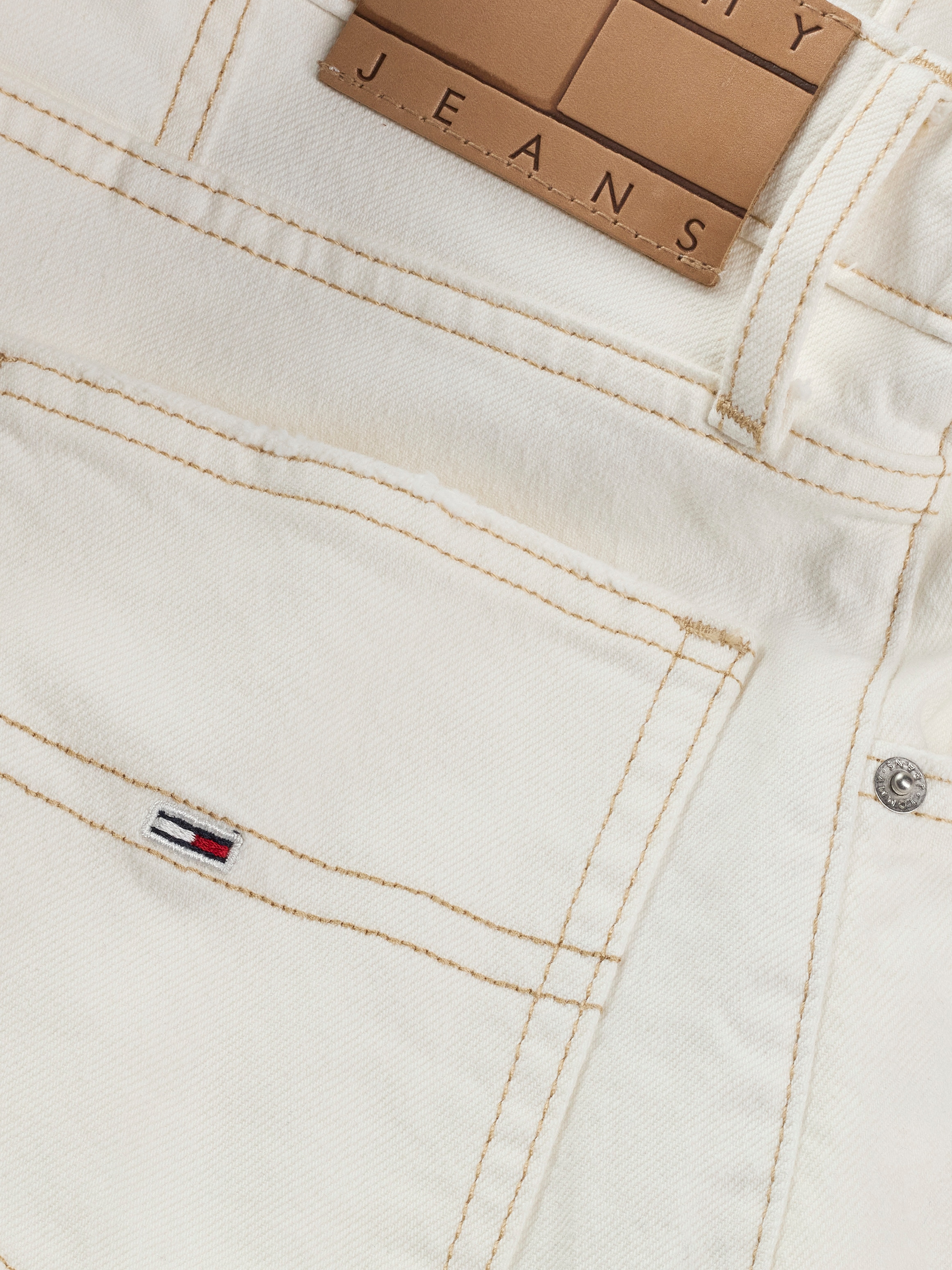 Tommy Jeans Shorts »MOM SHORT BI8194«, mit Logo-Badge, ausgefranster Kante