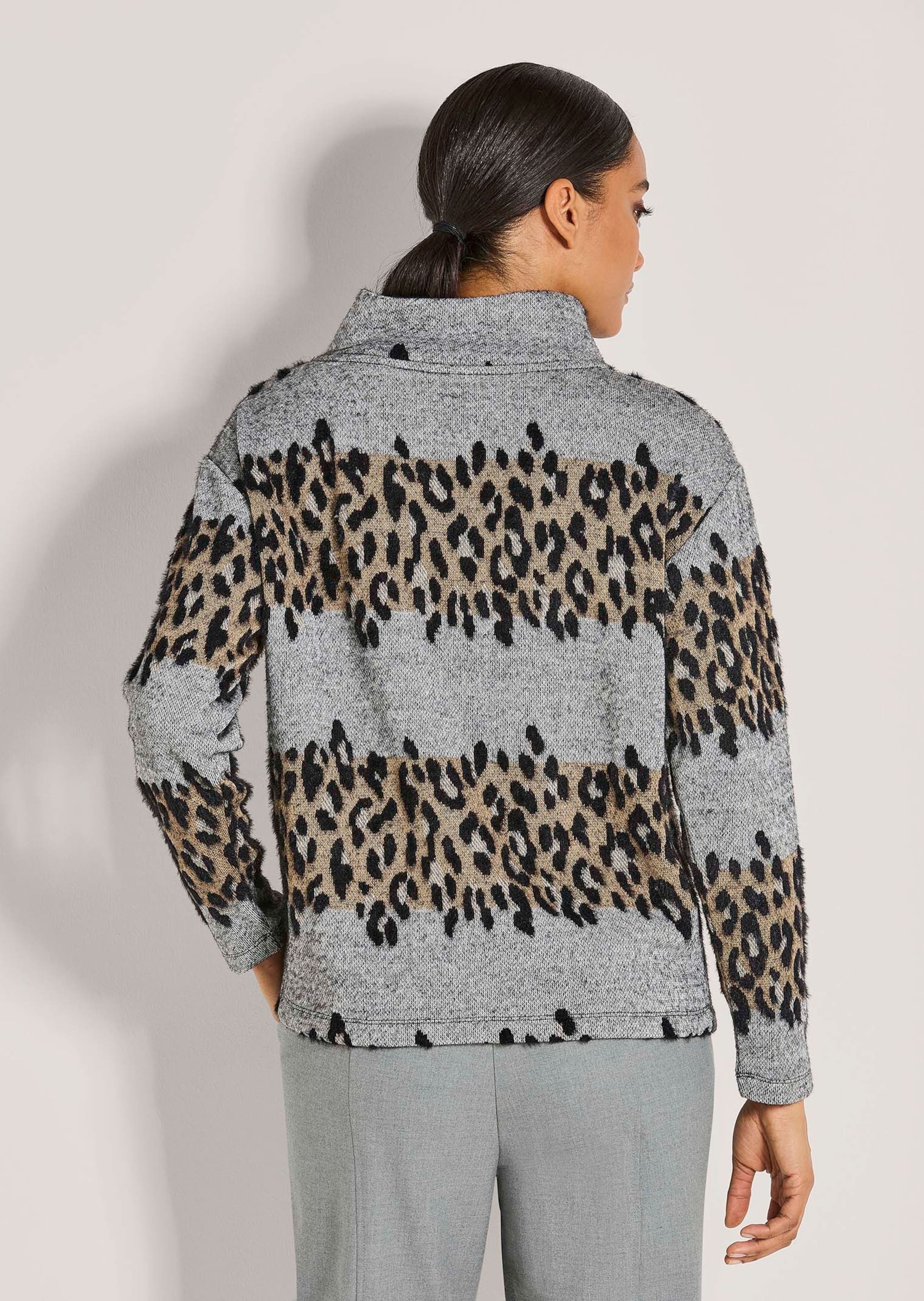 MADELEINE Langarmshirt »Sweatshirt Leo-Design Pullover mit Stehkragen«
