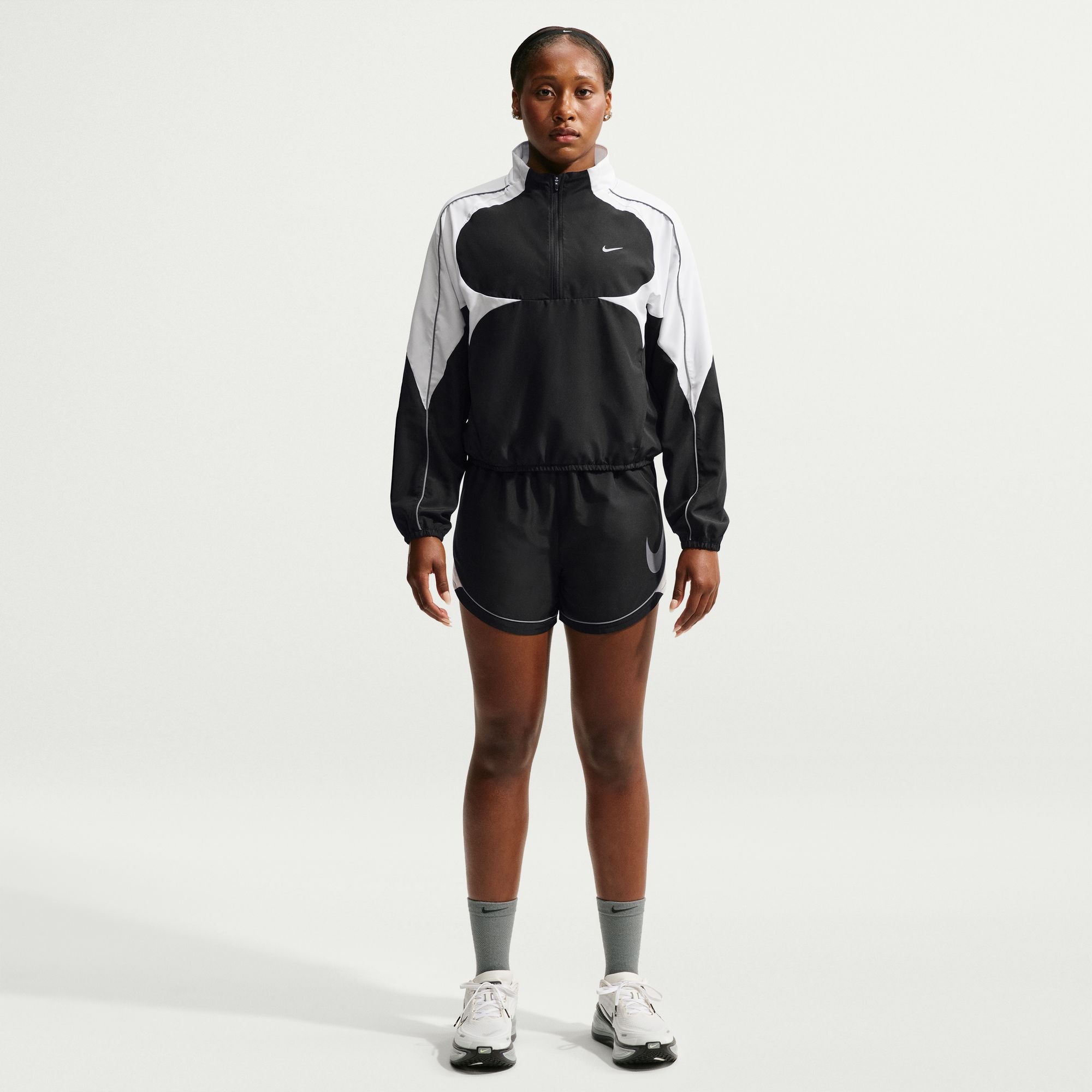 Nike Laufjacke »W NK TEMPO SWSH DF JKT« wasserabweisend, windabweisend, mit Reißverschluss, Langarm-Design