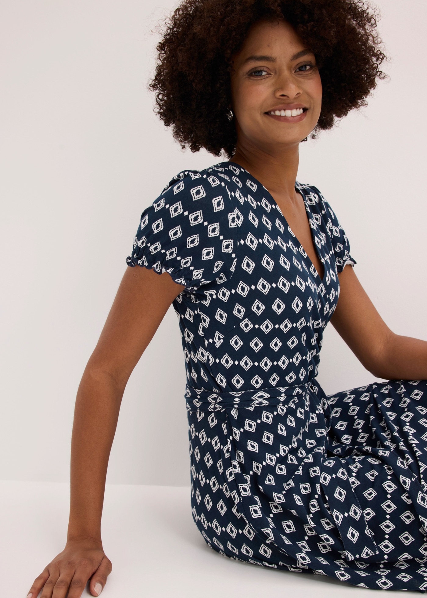 bonprix Jerseykleid ausgestellte Passform, figurumspielendes Design, mit Allover-Print