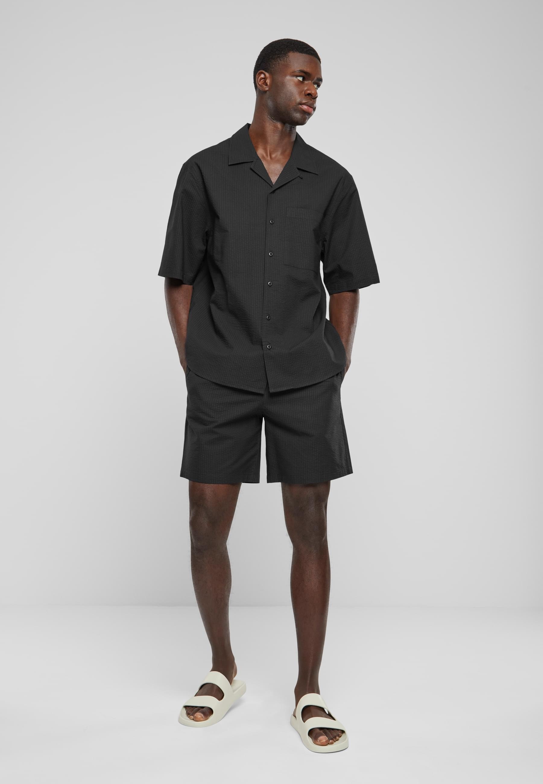 URBAN CLASSICS Langarmhemd »Urban Classics Herren Relaxed Seersucker Short Sleeve Shirt«, (1 tlg.)