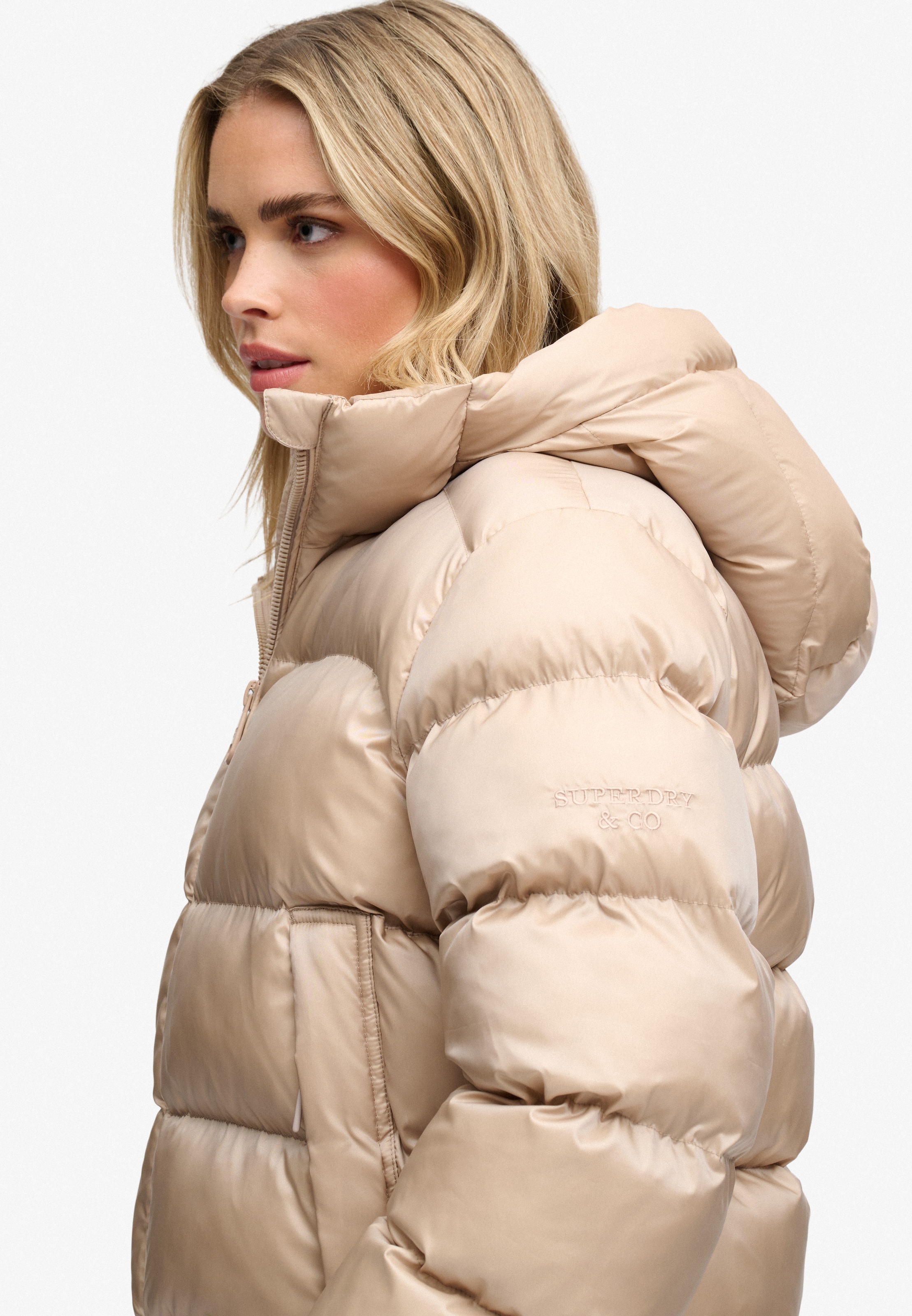 Superdry Steppjacke »HOODED SHINE PUFFER JACKET« mit Kapuze Kunstfaser, slim fit, in glänzender Optik