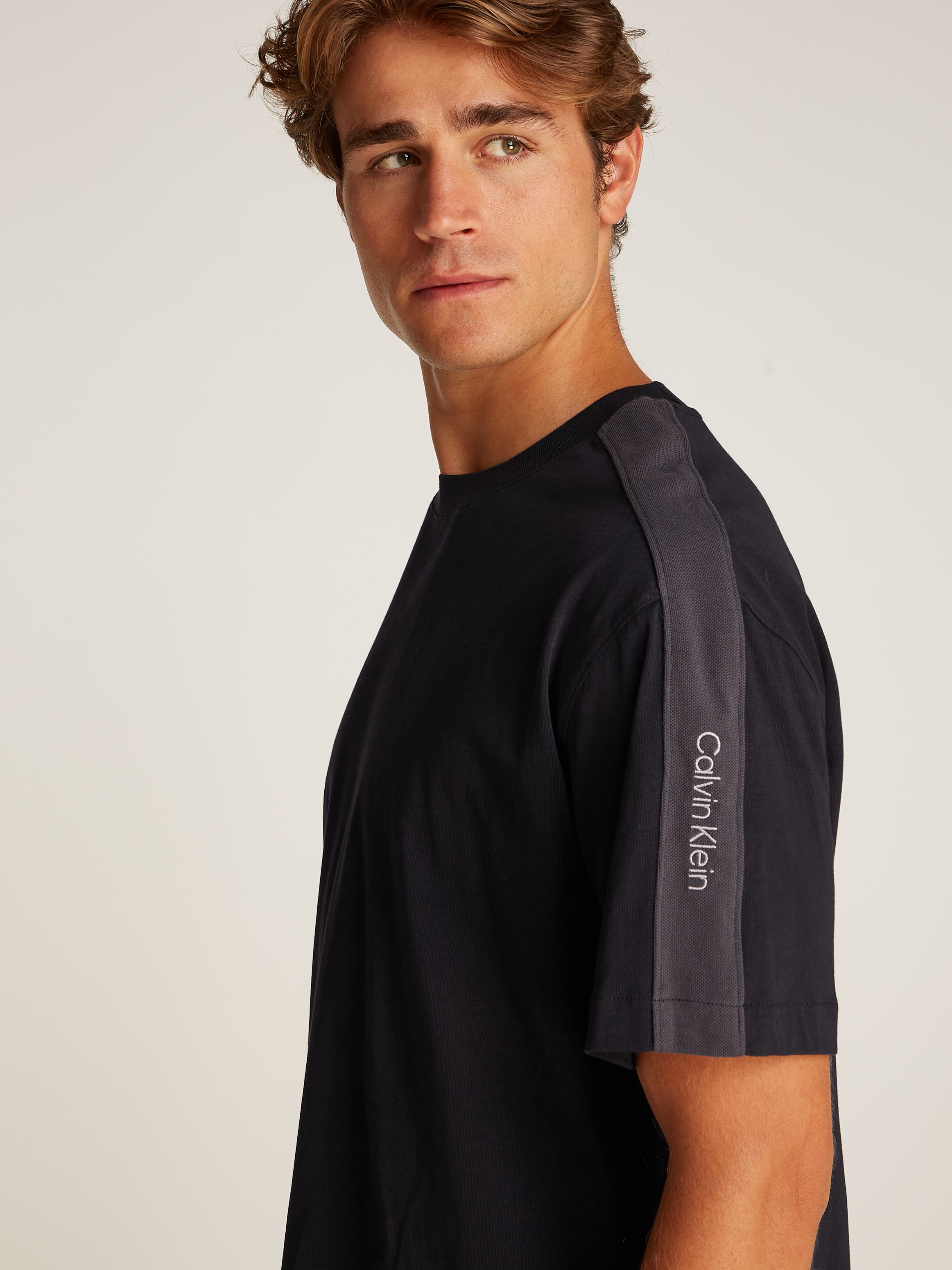 Calvin Klein Jeans T-Shirt »LOGO TAPE TEE«, mit Logo-Band an den Ärmeln