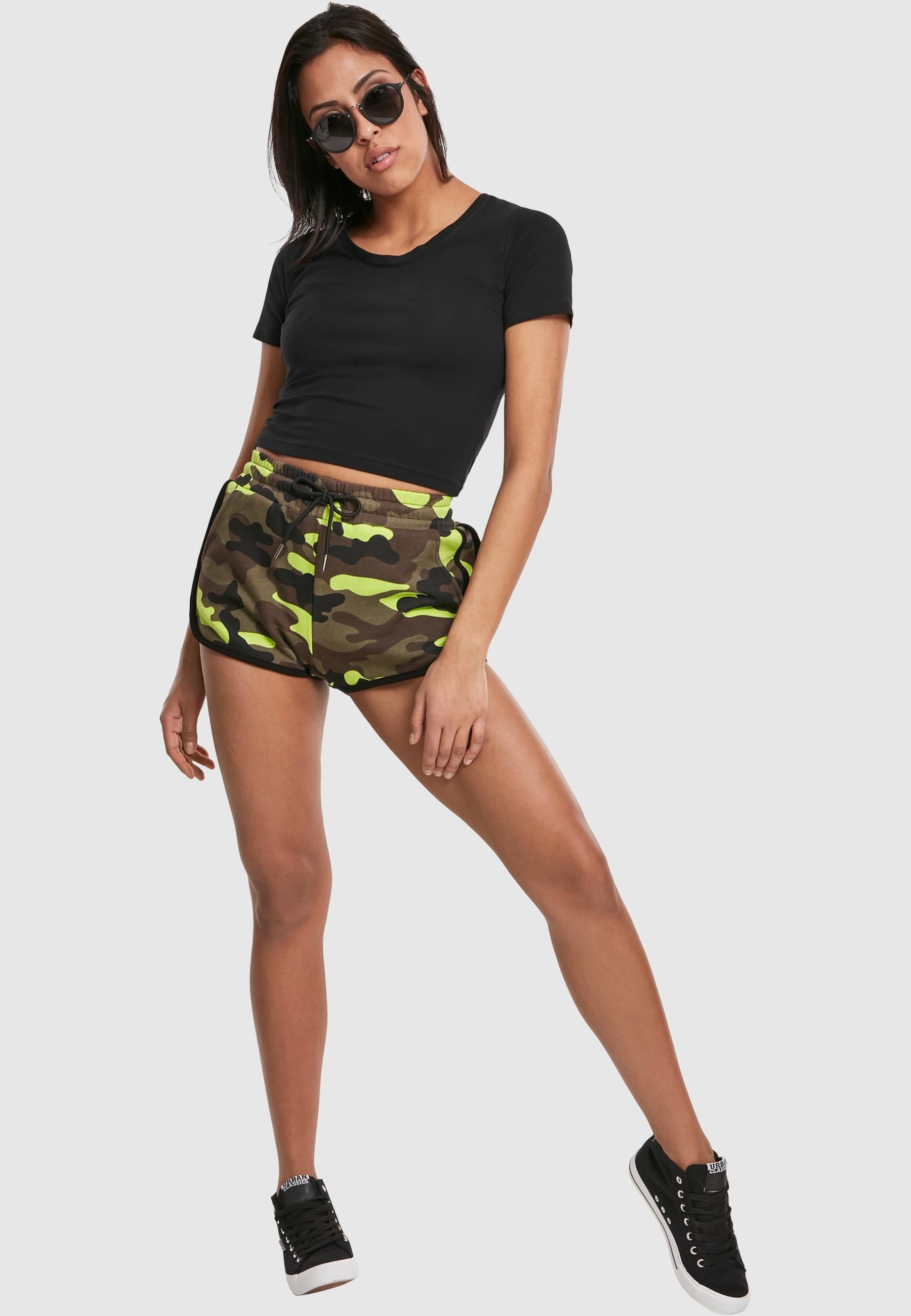 URBAN CLASSICS Stoffhose »Urban Classics Damen Ladies Printed Camo Hot Pants«, (1 tlg.)