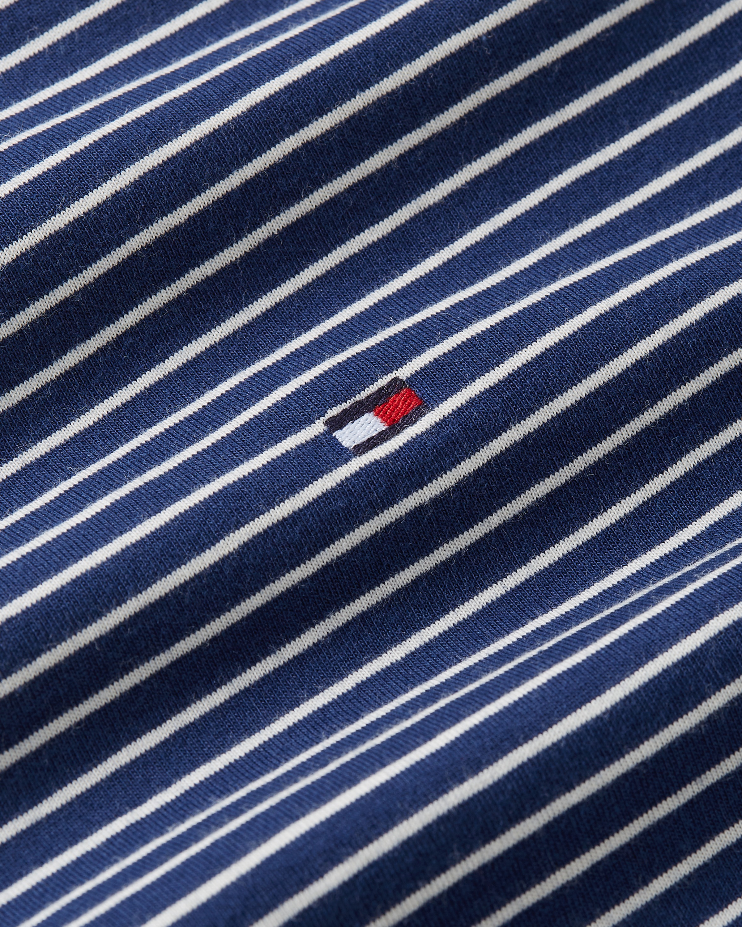 Tommy Hilfiger T-Shirt »ESSENTIAL REG FIT SOLID TEE«, mit Rundhalsausschnitt