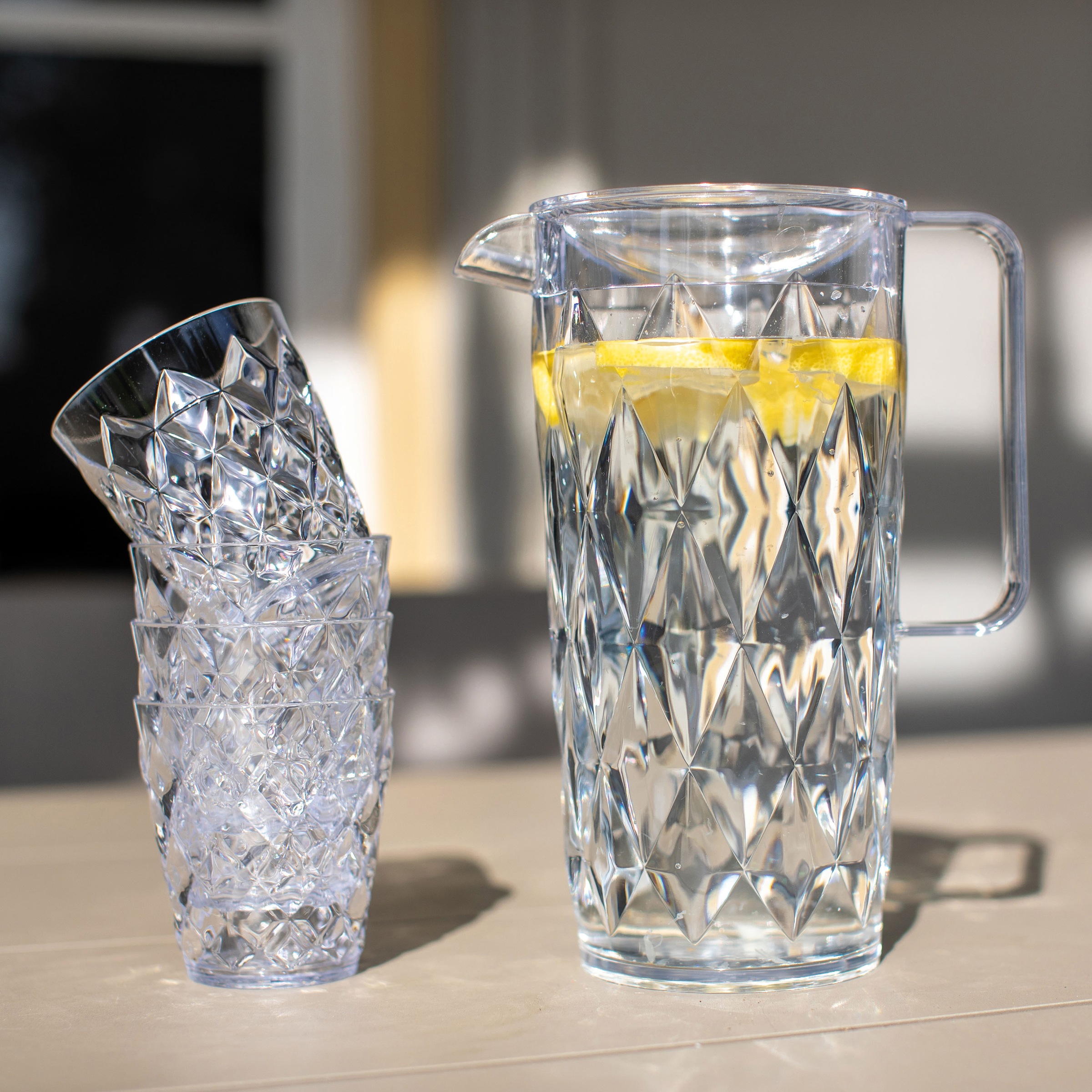 KOZIOL Kanne »CRYSTAL«, 1,6 l, (Set, 5 St.), spülmaschinenegeeignet, 100% recycelbar, 1 Kanne 1,6L+ 4 Becher 250ml