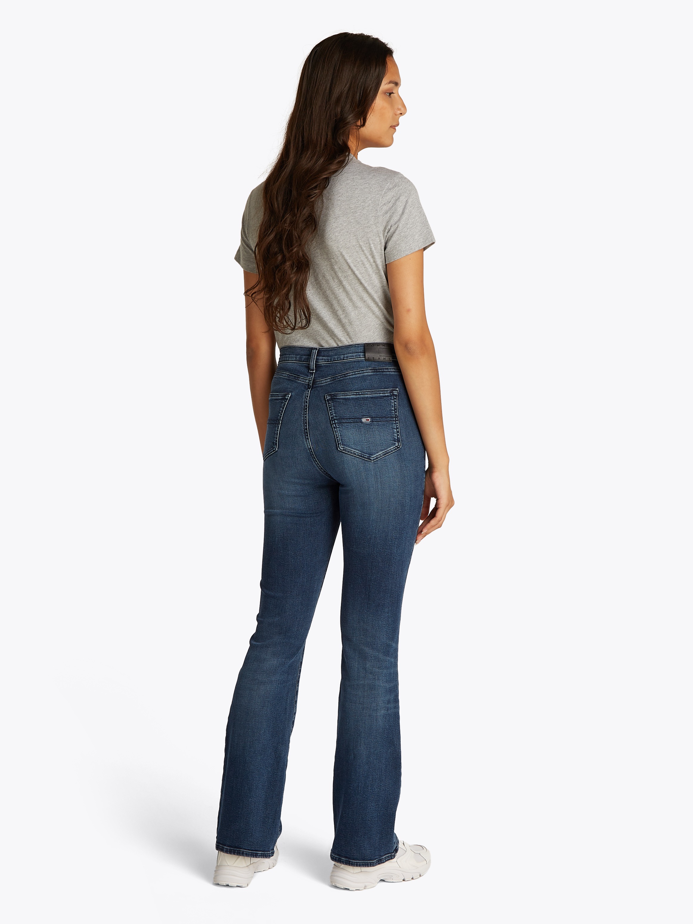 Tommy Jeans Bootcut-Jeans »SYLVIA HGH FLR«, Weite Beinform und Logo Stickerei auf der Gesäßtasche