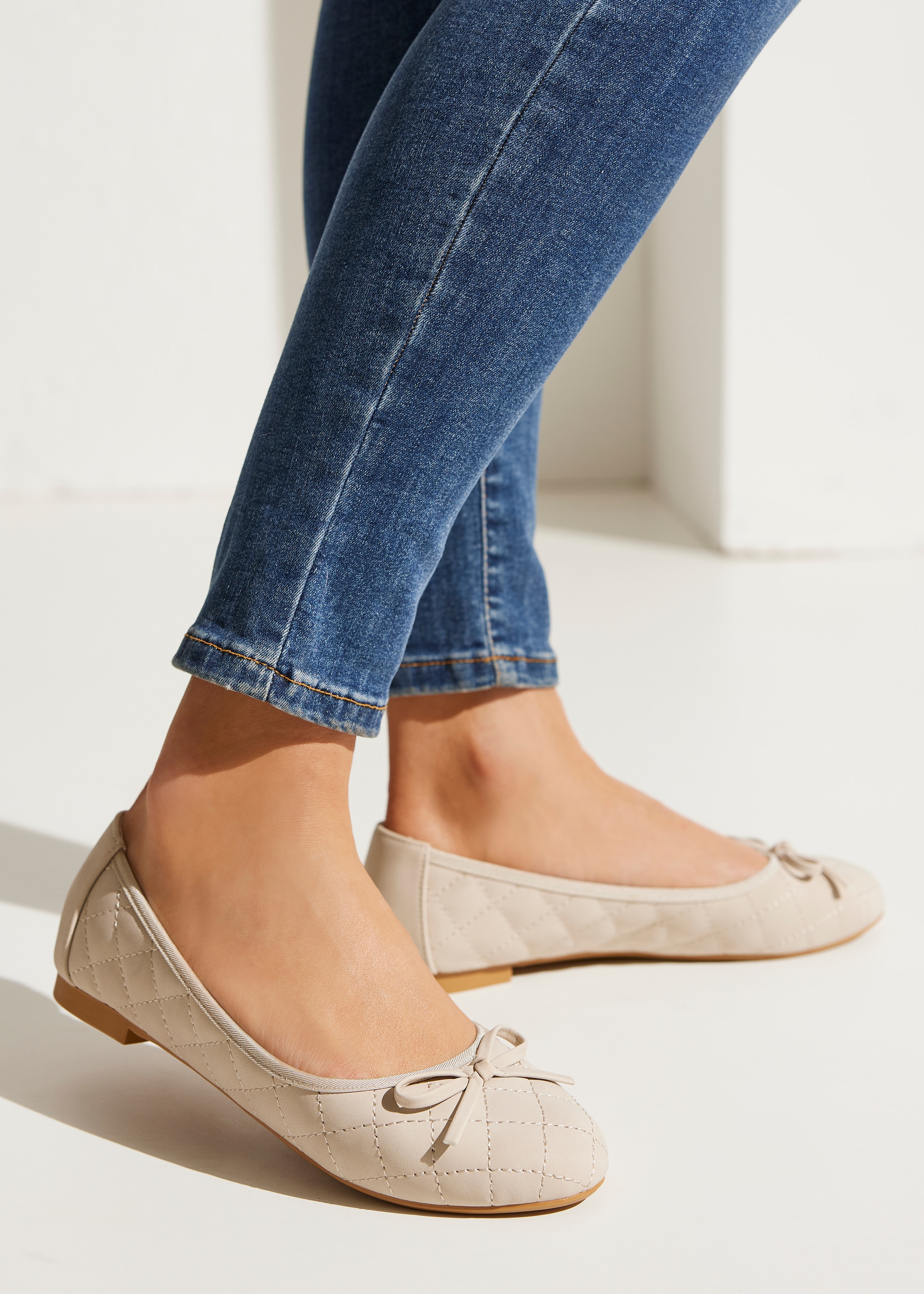LASCANA Ballerina »Slipper, Schlüpfschuh«, mit Schleifenapplikation VEGAN