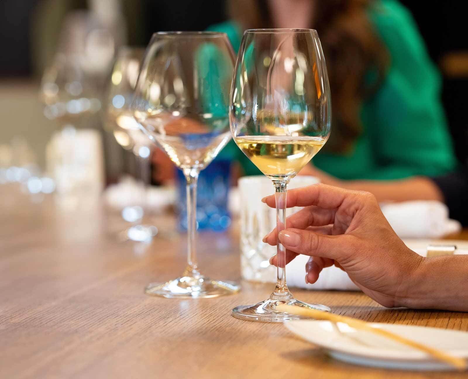 RIEDEL THE WINE GLASS COMPANY Weißweinglas »Riesling / Sauvignon Blanc Gläser Extreme 490 ml 2er Set transparent« Spülmaschinenfest
