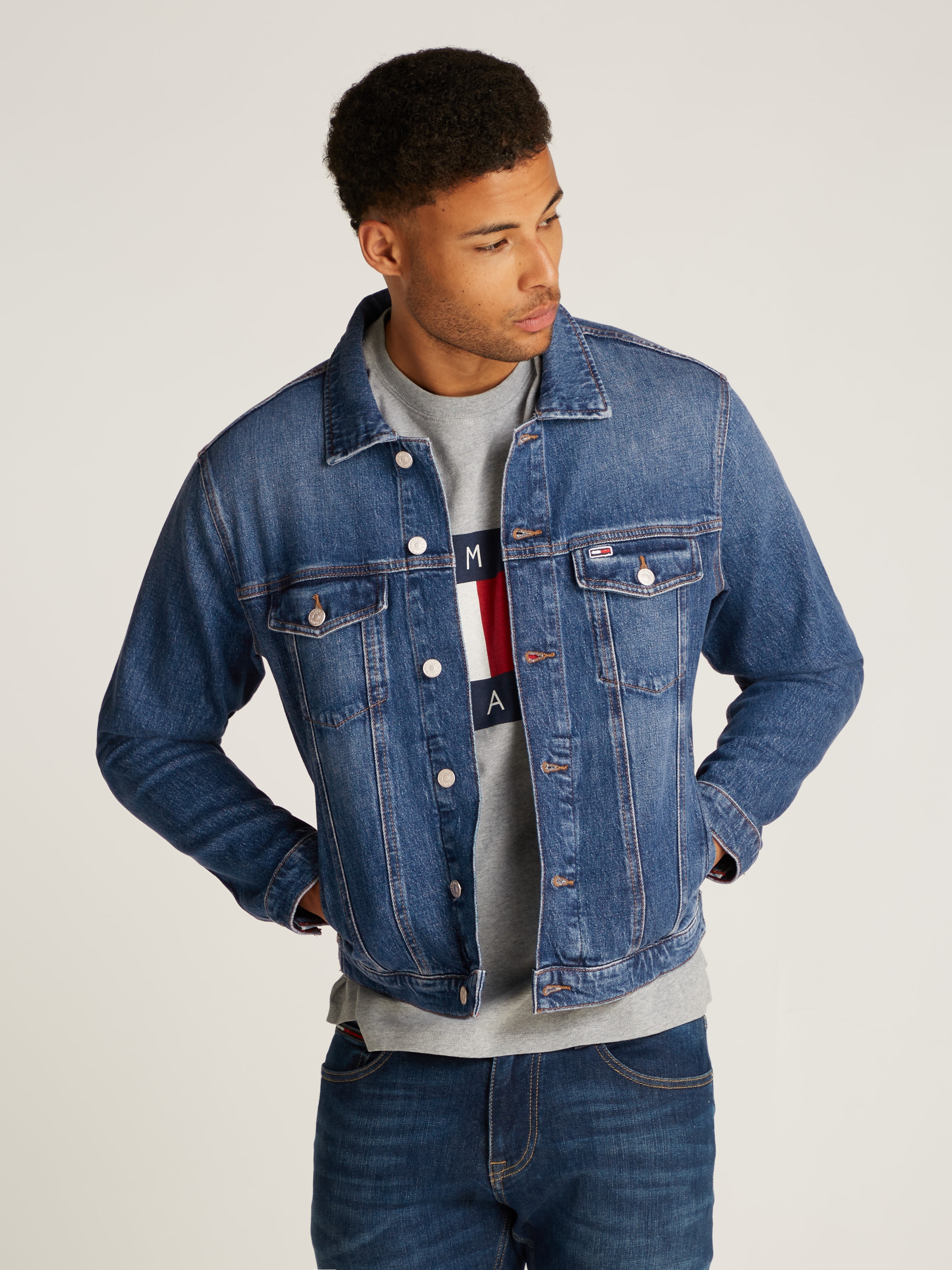 Tommy Jeans Jeansjacke "RYAN RGLR TRCKR JCKT CH0152", mit Logostickerei