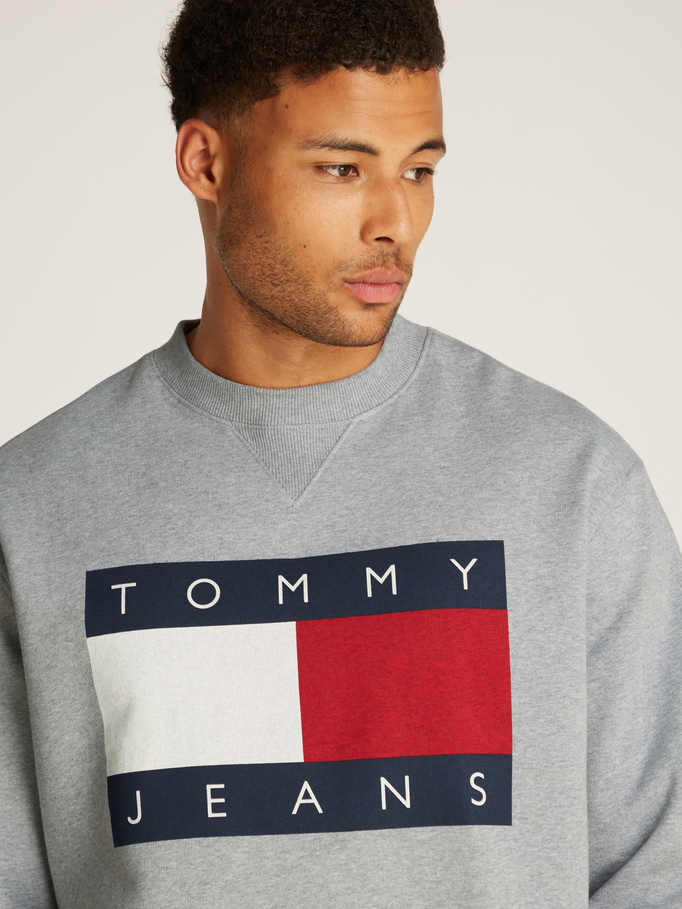 Tommy Jeans Sweatshirt »TJM MELANGE FLAG CREW«, mit großem Logo