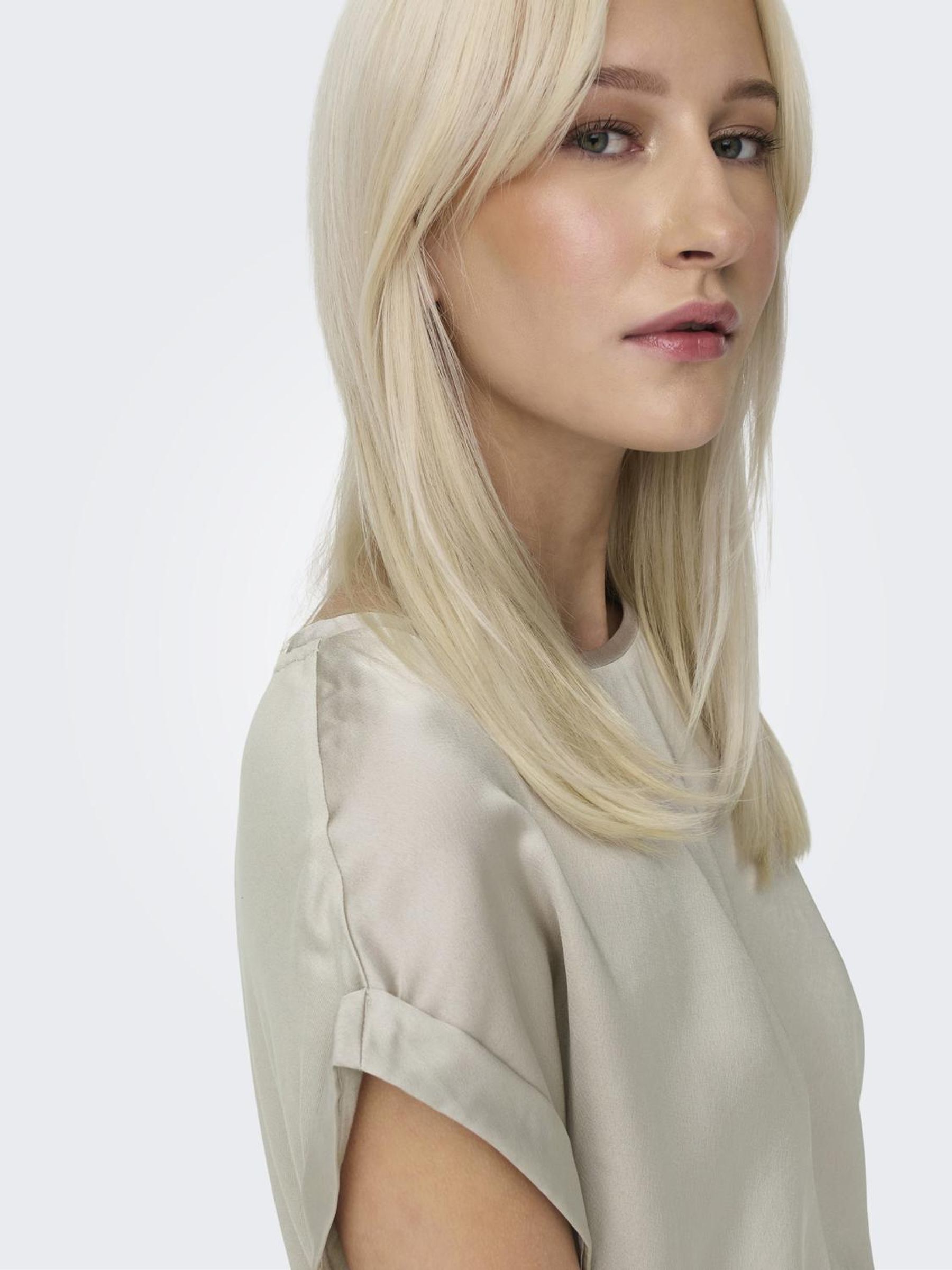 Thumbnail - ONLY "ONLLIEKE S/S SATIN MIX TOP WVN NOOS" regular fit, Web, Polyester, Rundhals, unifarben