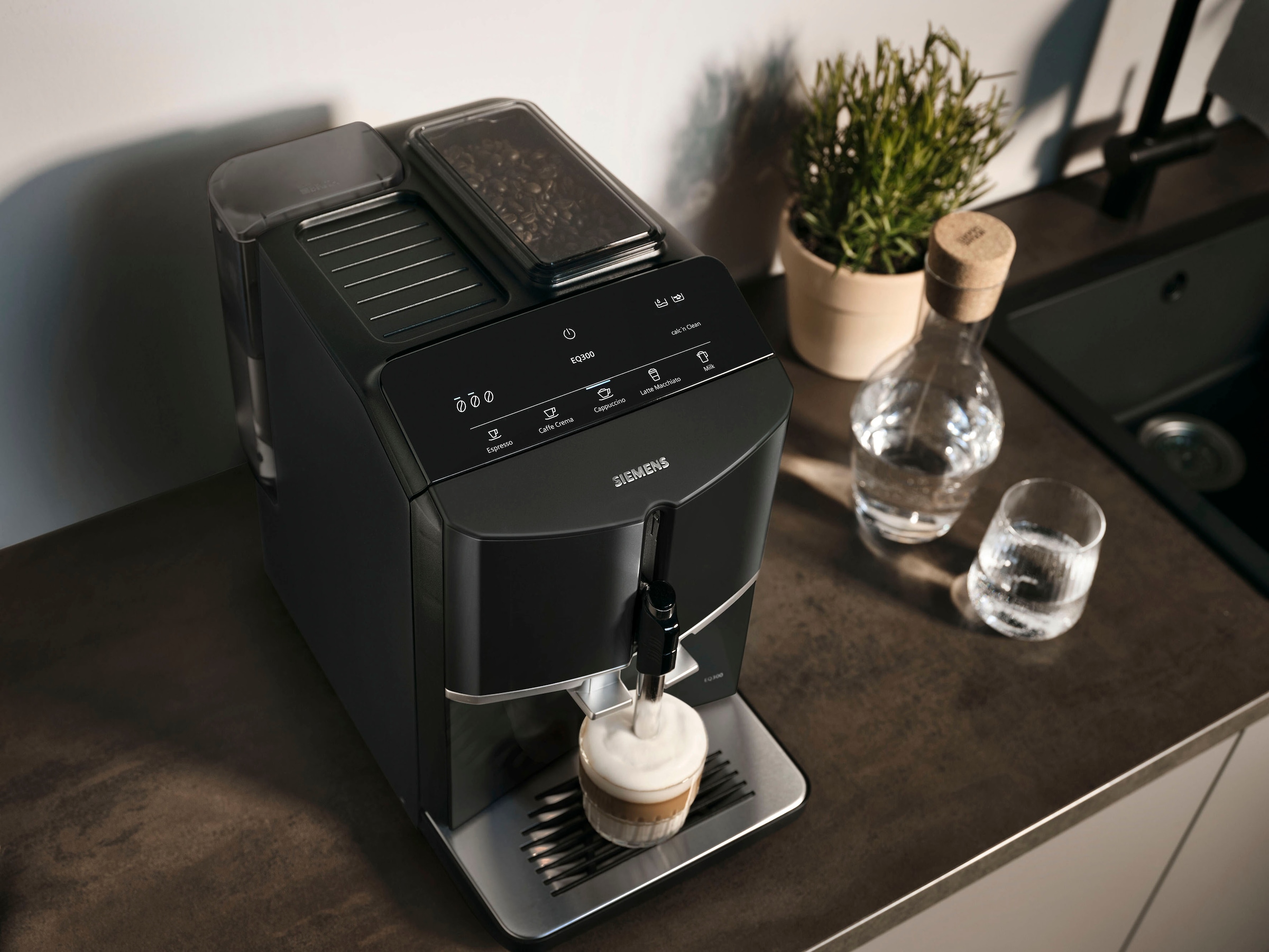 SIEMENS Kaffeevollautomat »EQ300 TF301E19, viele Kaffeespezialitäten, OneTouch-Funktion«, Milchaufschäumer, Keramikmahlwerk, klavierlack schwarz