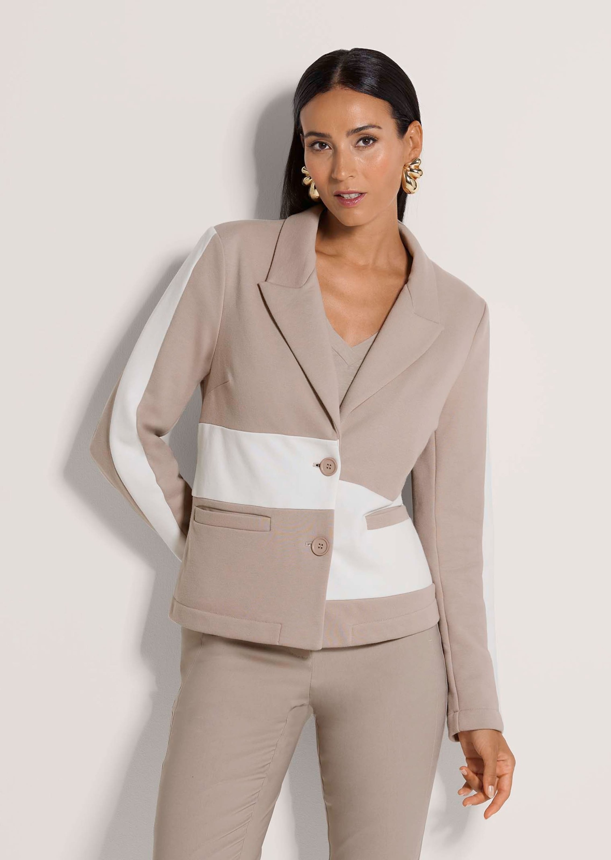 Langarmshirt MADELEINE "Blazer Elegante Businessjacke mit Kontrasten", Damen, Gr. 46, weiß (cappuccino, wollweiß), Obermaterial: 85% Baumwolle CO. 15% Polyester PES., Modern, Shirts Langarmshirt, Asymmetrische Blocktreifen 2