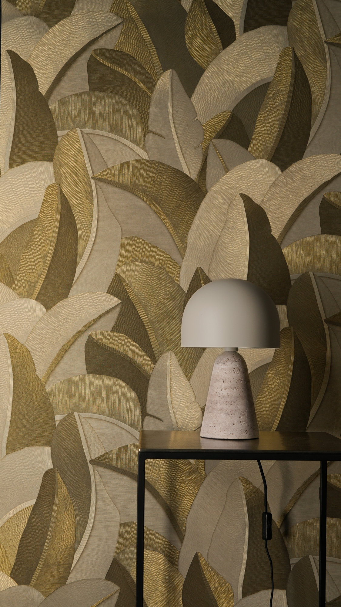 living walls Vliestapete »Vibes & Styles Isabelle – Golden Canopy Vliestapete« glänzend leicht strukturiert Großflächiges Blattdesign mit feiner Struktur und Glanzeffekt