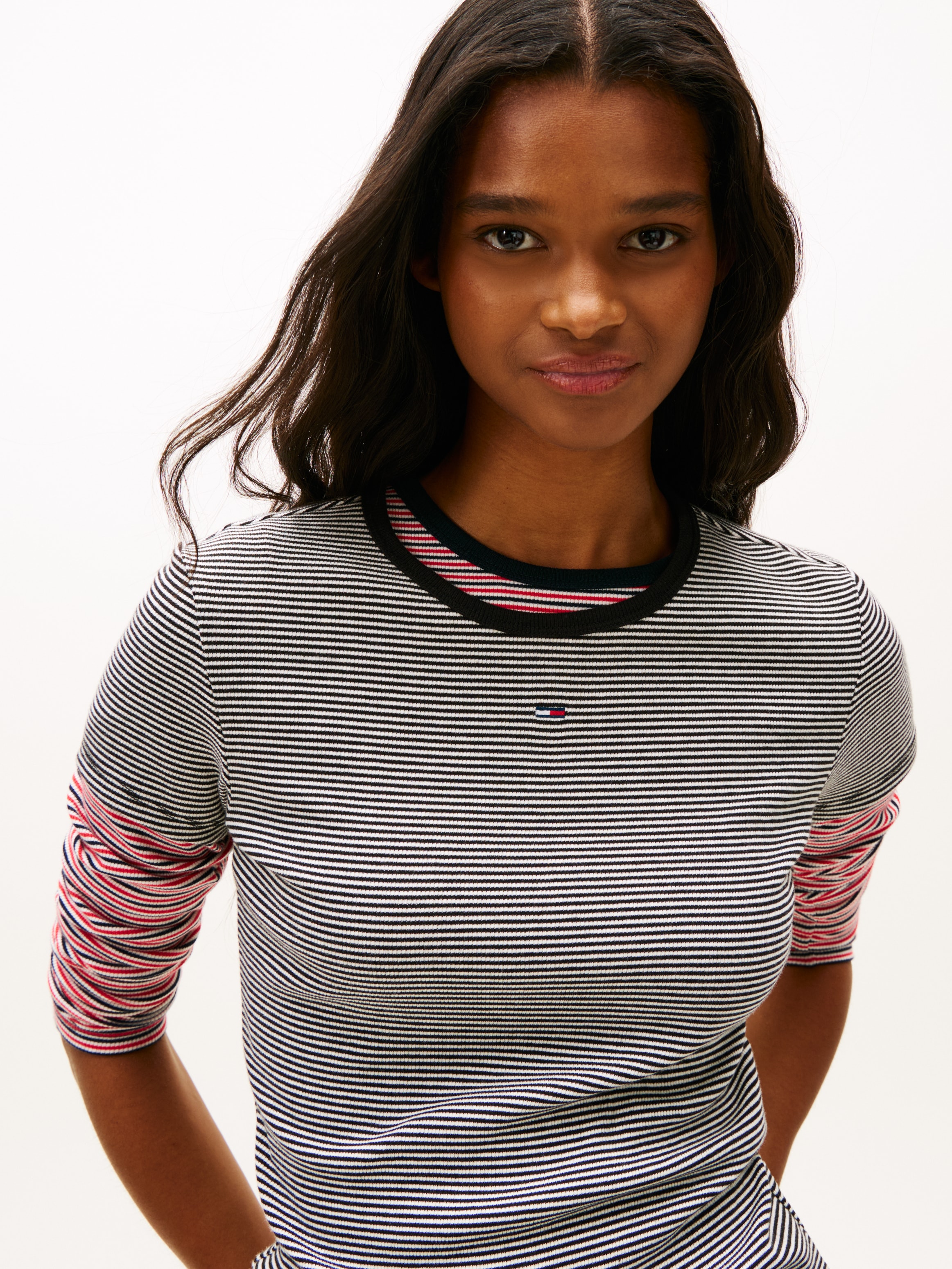 Tommy Jeans Kurzarmshirt »TJW ESSENTIAL RIB SHORT SLEEVE EXT« Baumwollmischung in gerippter Struktur, Slim Fit