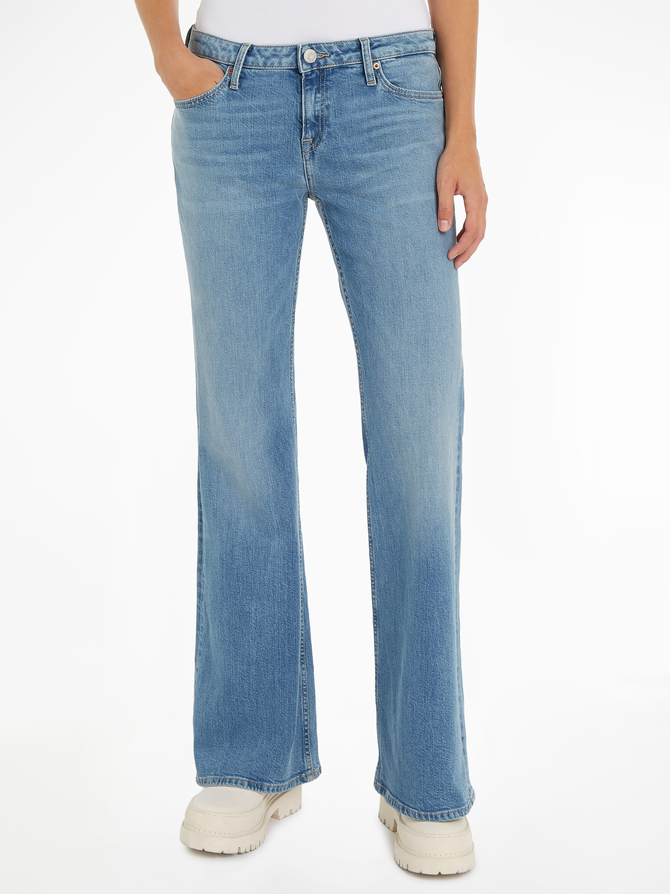 Tommy Jeans Bequeme Jeans "Sophie Low Wais Flare Wide", mit Ledermarkenlabe günstig online kaufen