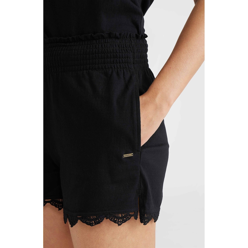 O'Neill Sweatshorts »ESSENTIALS AVA SMOCKED SHORTS«, mit Häkeldetails