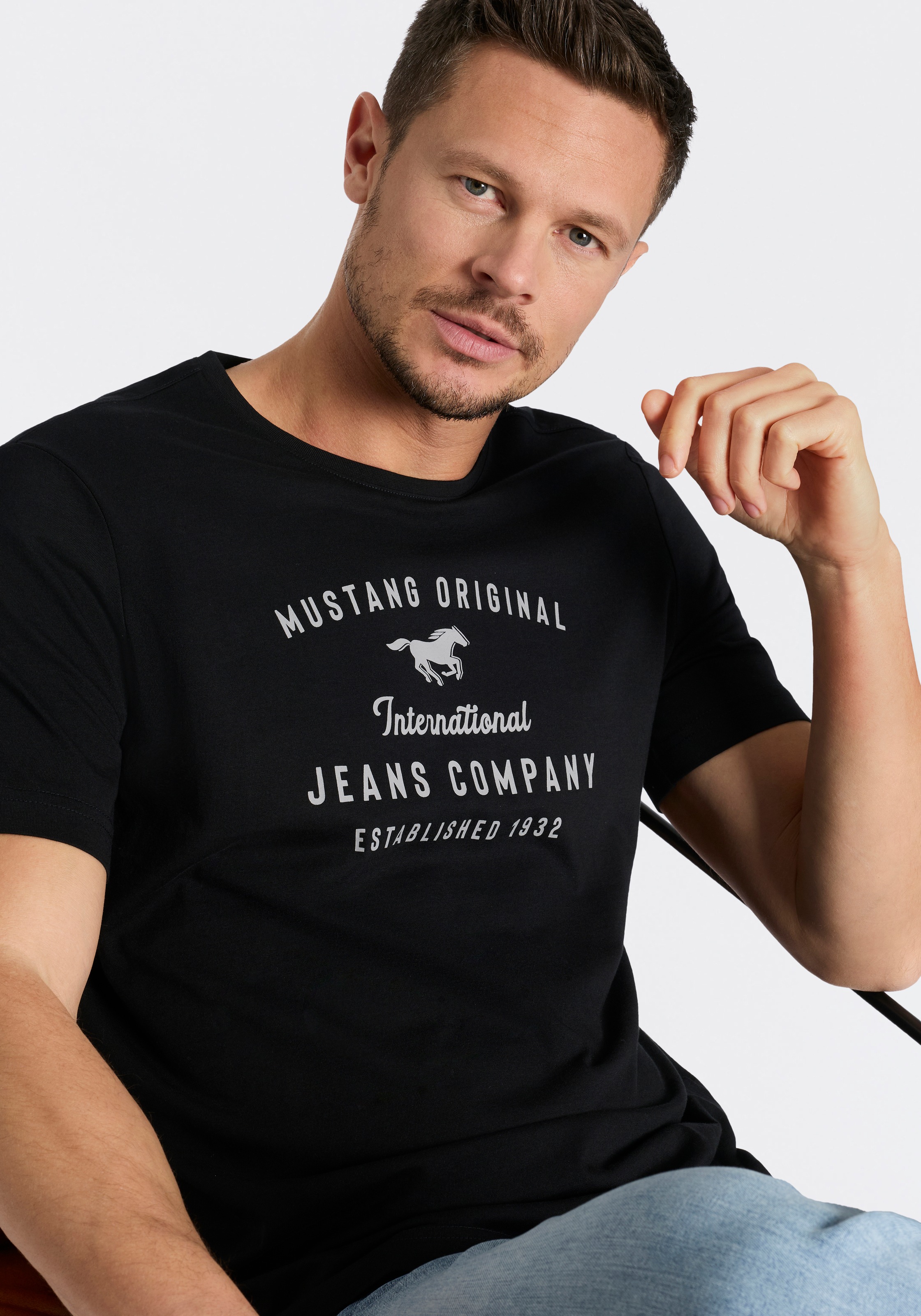 Thumbnail - MUSTANG Rundhalsshirt "Alex Logoprint uni" mit Logoprint auf der Brust