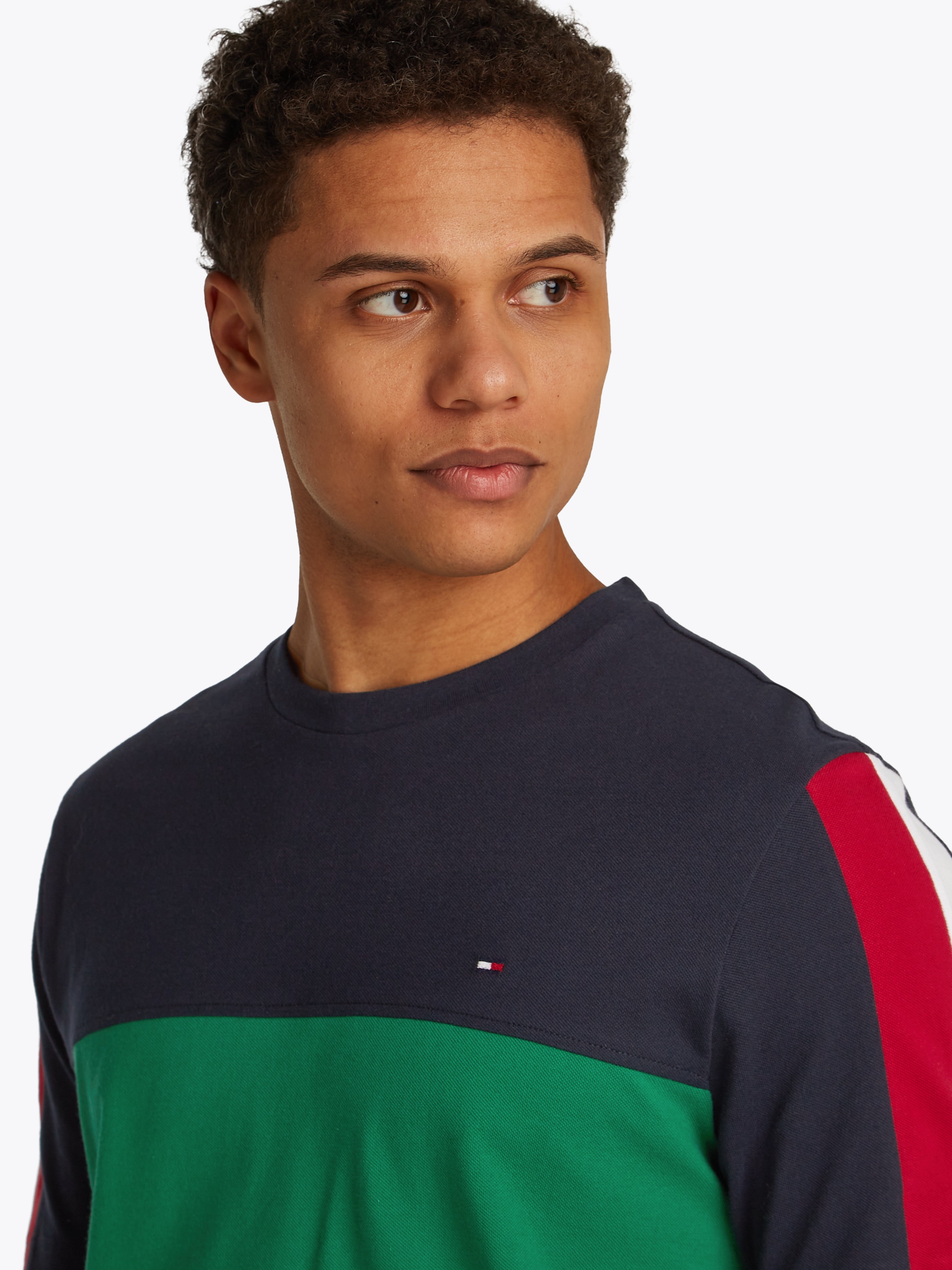 Tommy Hilfiger T-Shirt »GLOBAL STRIPE COLOURBLOCK TEE«, im modischen Colorblocking
