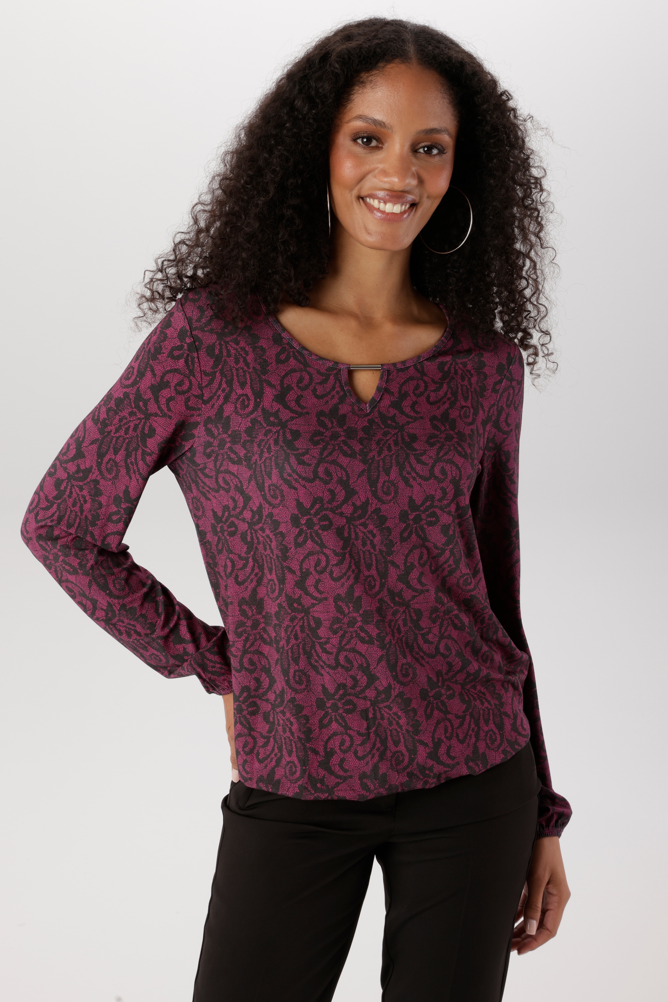 Aniston SELECTED Langarmshirt mit Cut-out und dekorativer Allover-Muster - NEUE KOLLEKTION