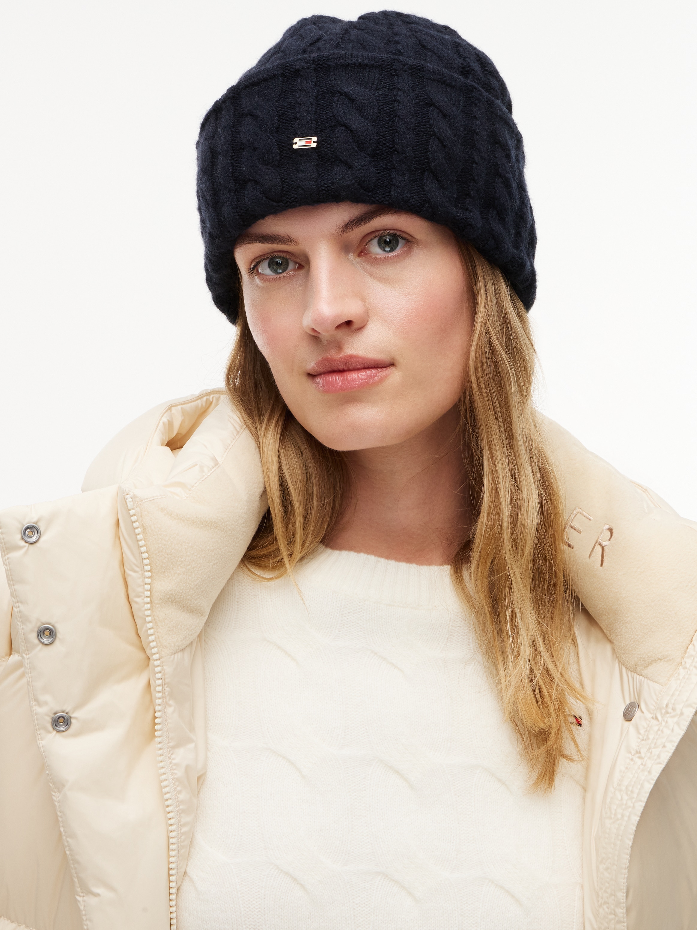 Tommy Hilfiger Beanie "ENAMEL FLAG CABLE" mit Alpakawolle und Zopfmuster