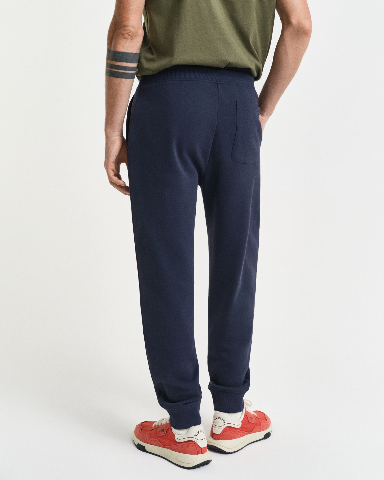 Gant Sweathose »REG SHIELD SWEATPANTS«, mit Logostickerei unterhalb des Bunds