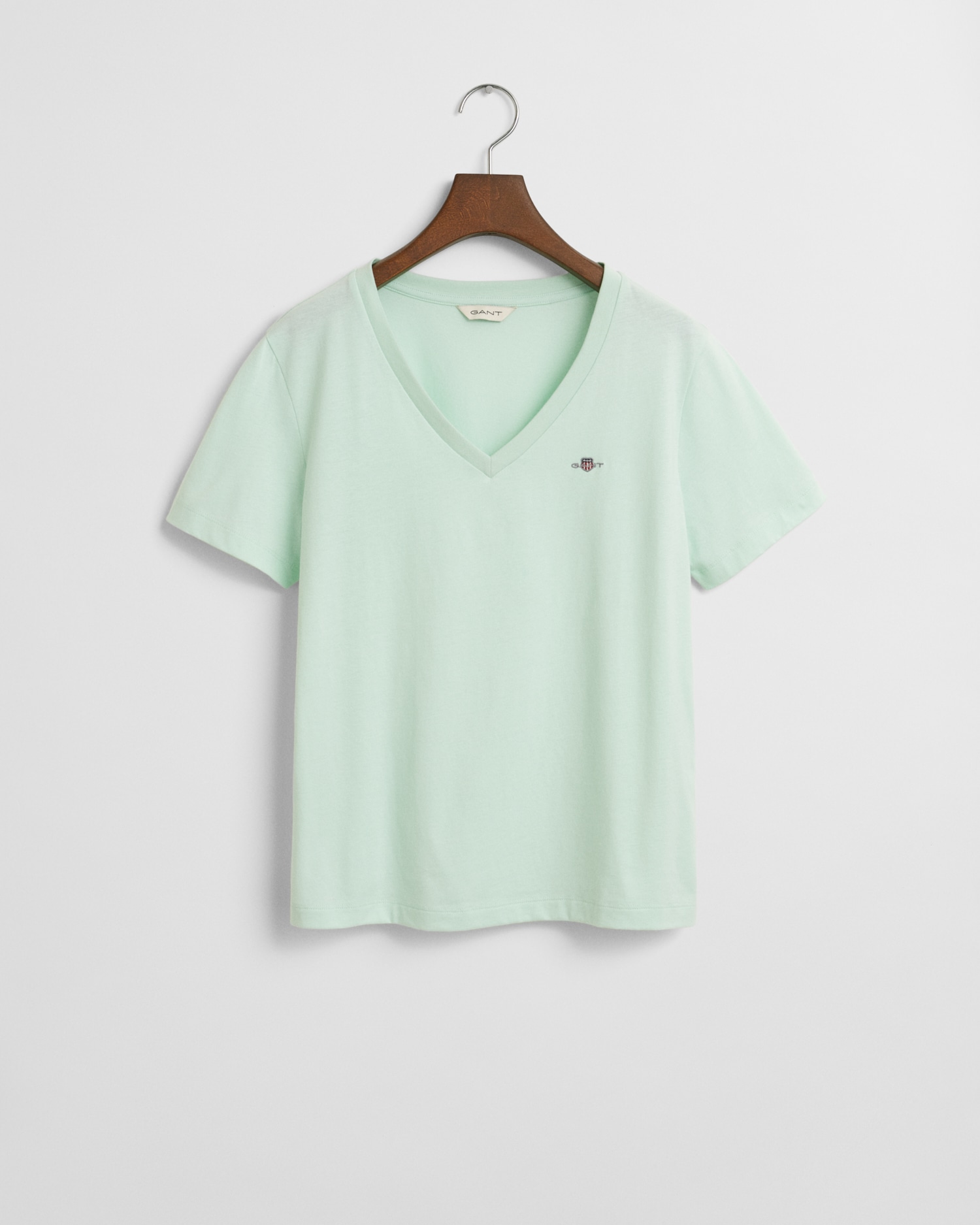 Gant T-Shirt »REG SHIELD KA V-NECK T-SHIRT«, mit einer kleinen Logostickerei auf der Brust