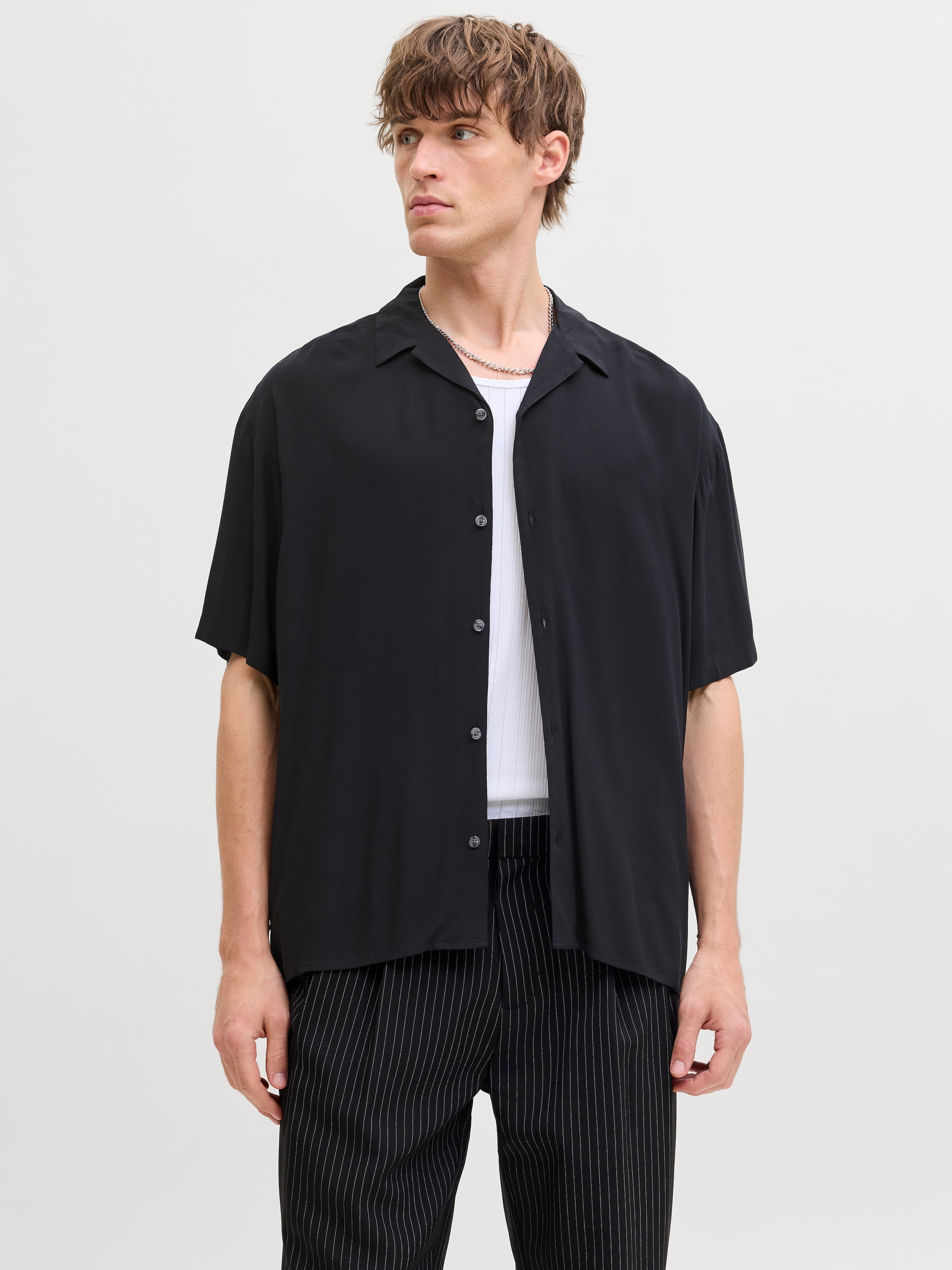 Jack & Jones Kurzarmhemd »JJEJEFF RESORT SOLID SHIRT SS SN« Viskose, loose fit