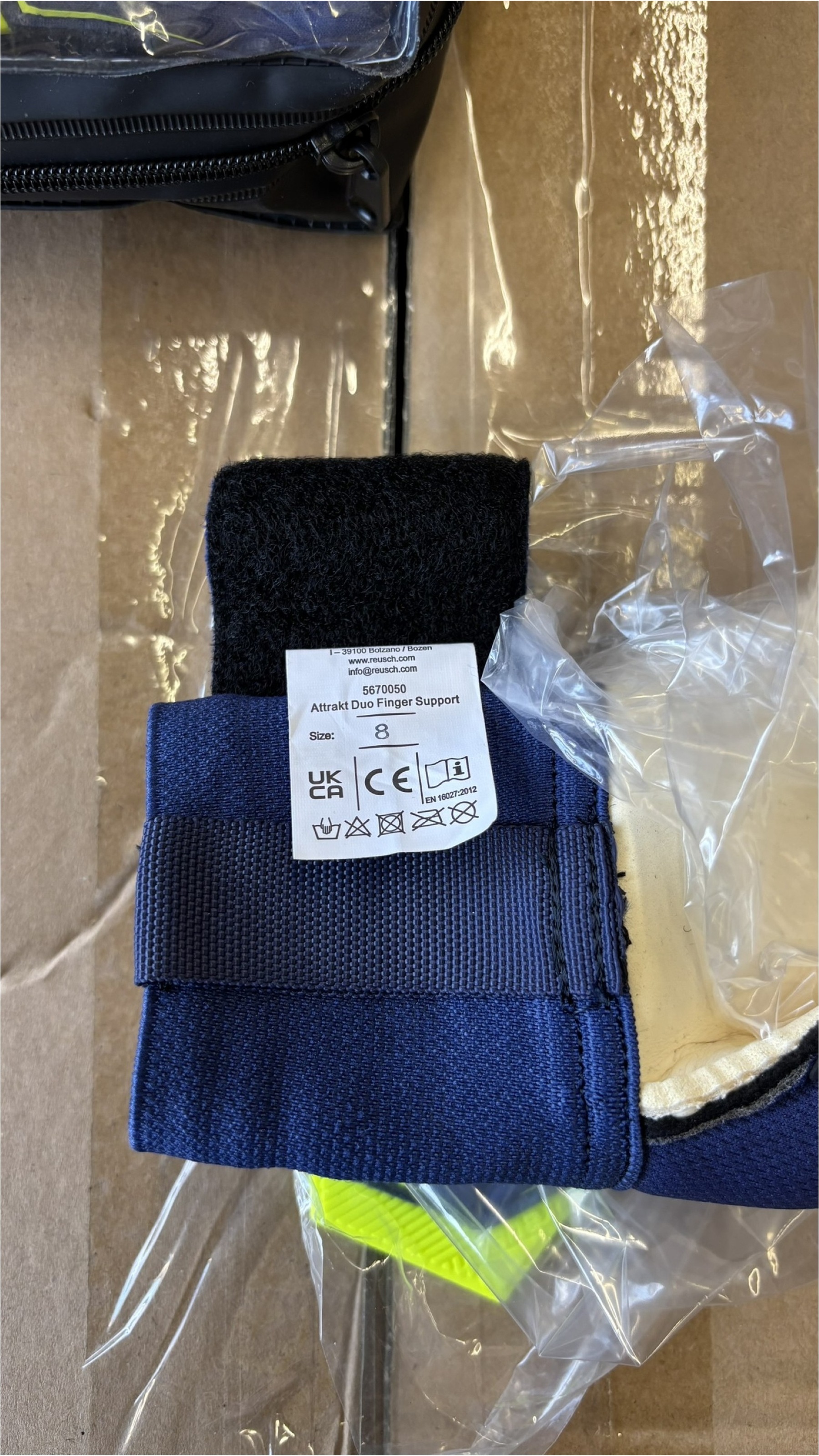 Reusch Torwarthandschuhe »Attrakt Duo Finger Support« mit integriertem Fingersupport-System