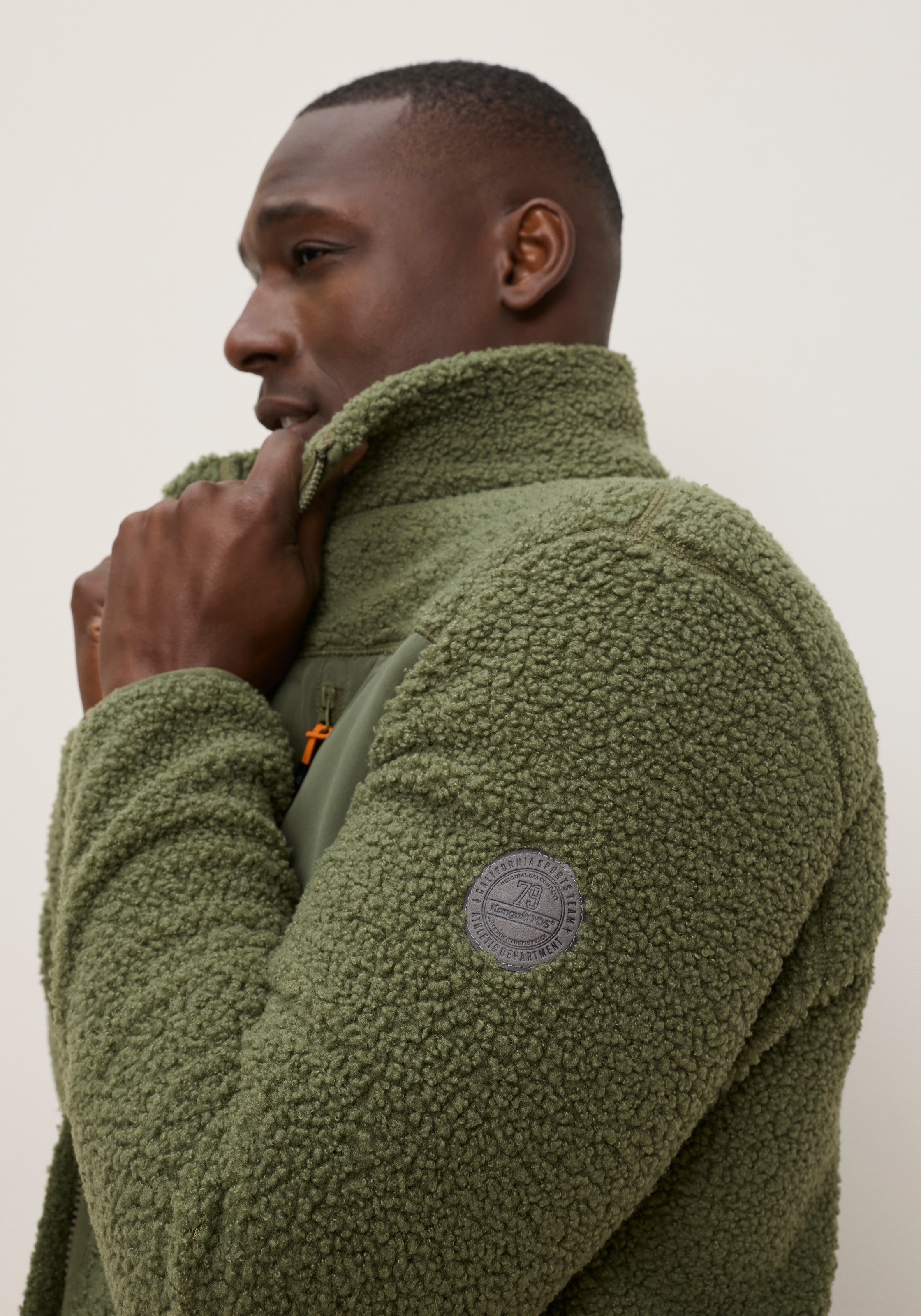 KangaROOS Fleecejacke hüftlang, figurumspielend, aus Plüsch-Material