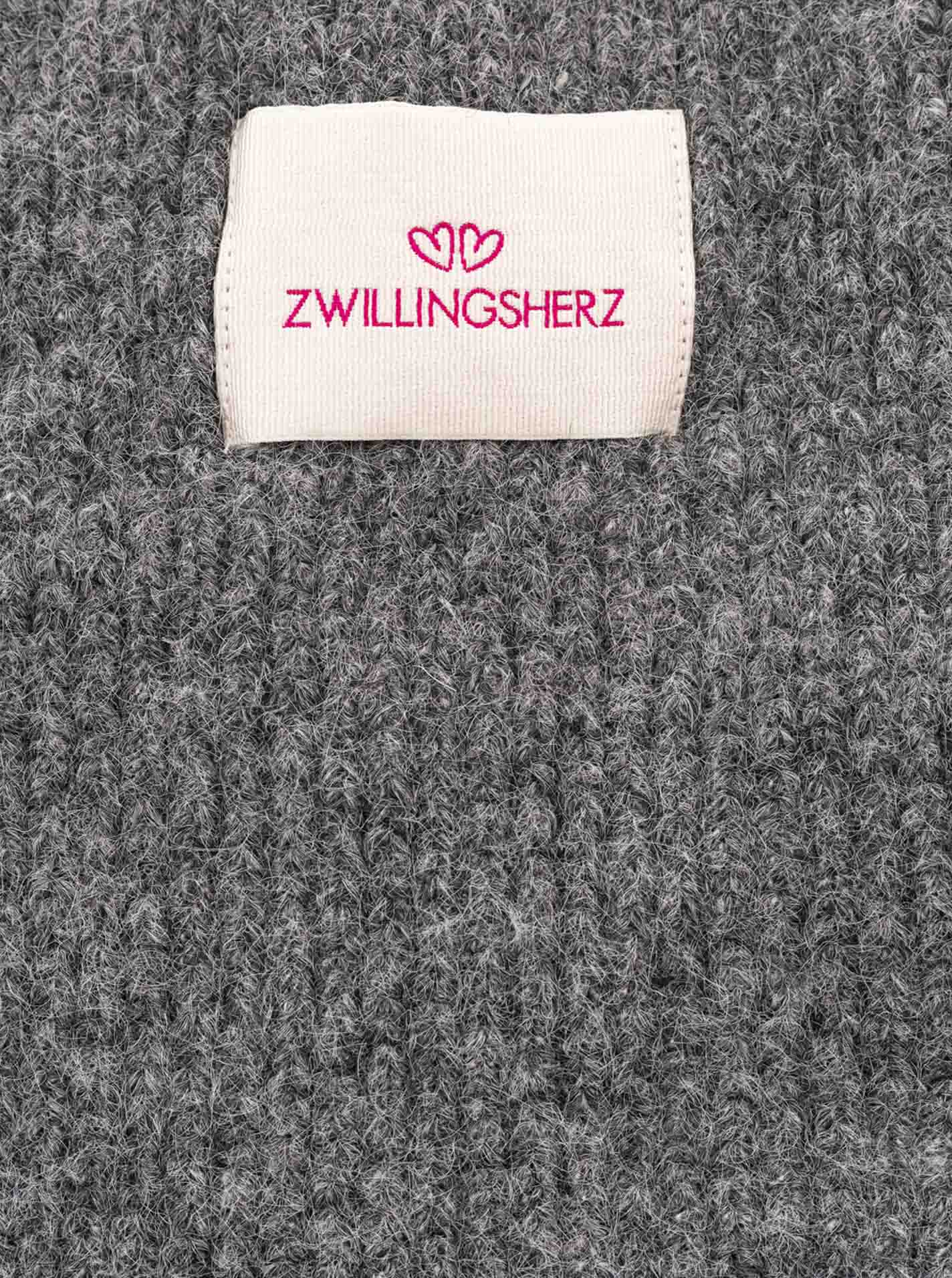 Thumbnail - Zwillingsherz Strickschal ""Zwillingsherz Patch"" gerippt, mit Wolle und Patch