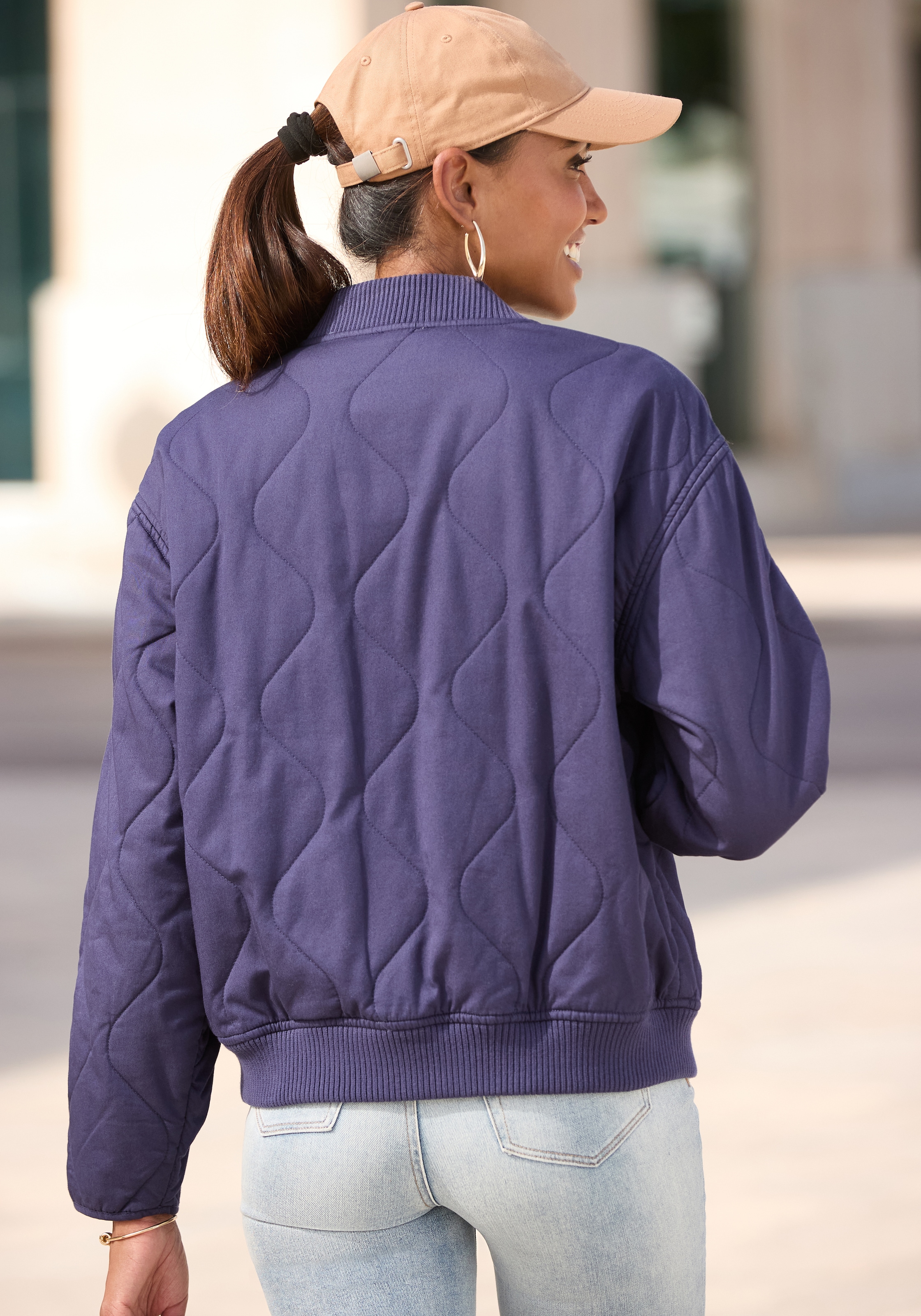 LASCANA Steppjacke, in modischer Optik mit Taschen, Bomber-Design