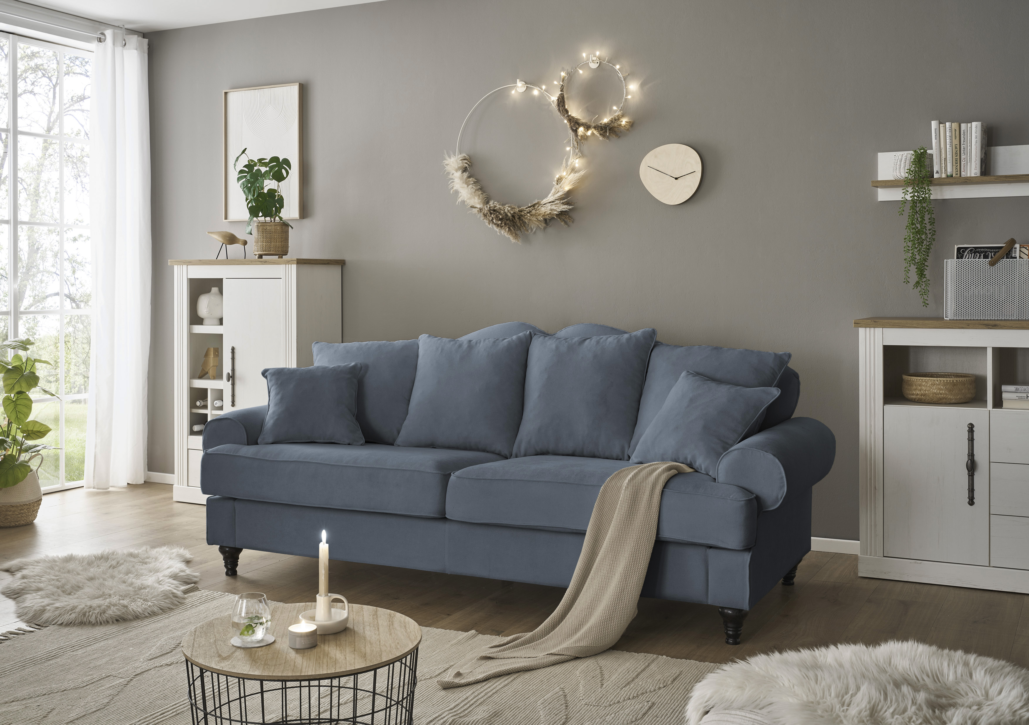 OTTO home 3,5-Sitzer "Westminster, Sofa im Landhausstil, Couch mit Zierkissen" Federkern-Polsterung, gedrechselter Fuß, hochwertiger Microfaserbezug