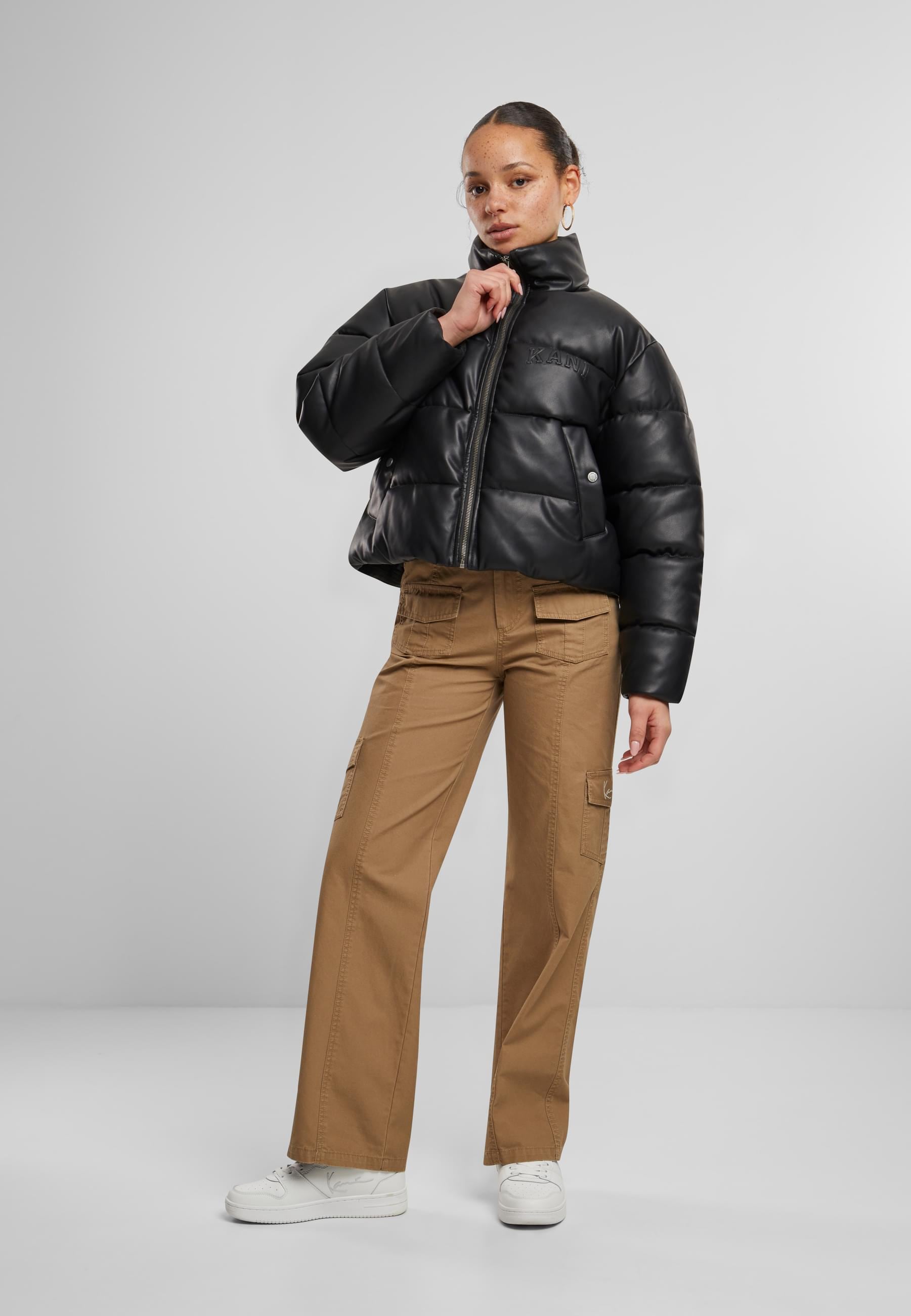 Karl Kani Winterjacke »Karl Kani Karl Kani Serif Crop PU Puffer Jacket«, (1 St.), ohne Kapuze