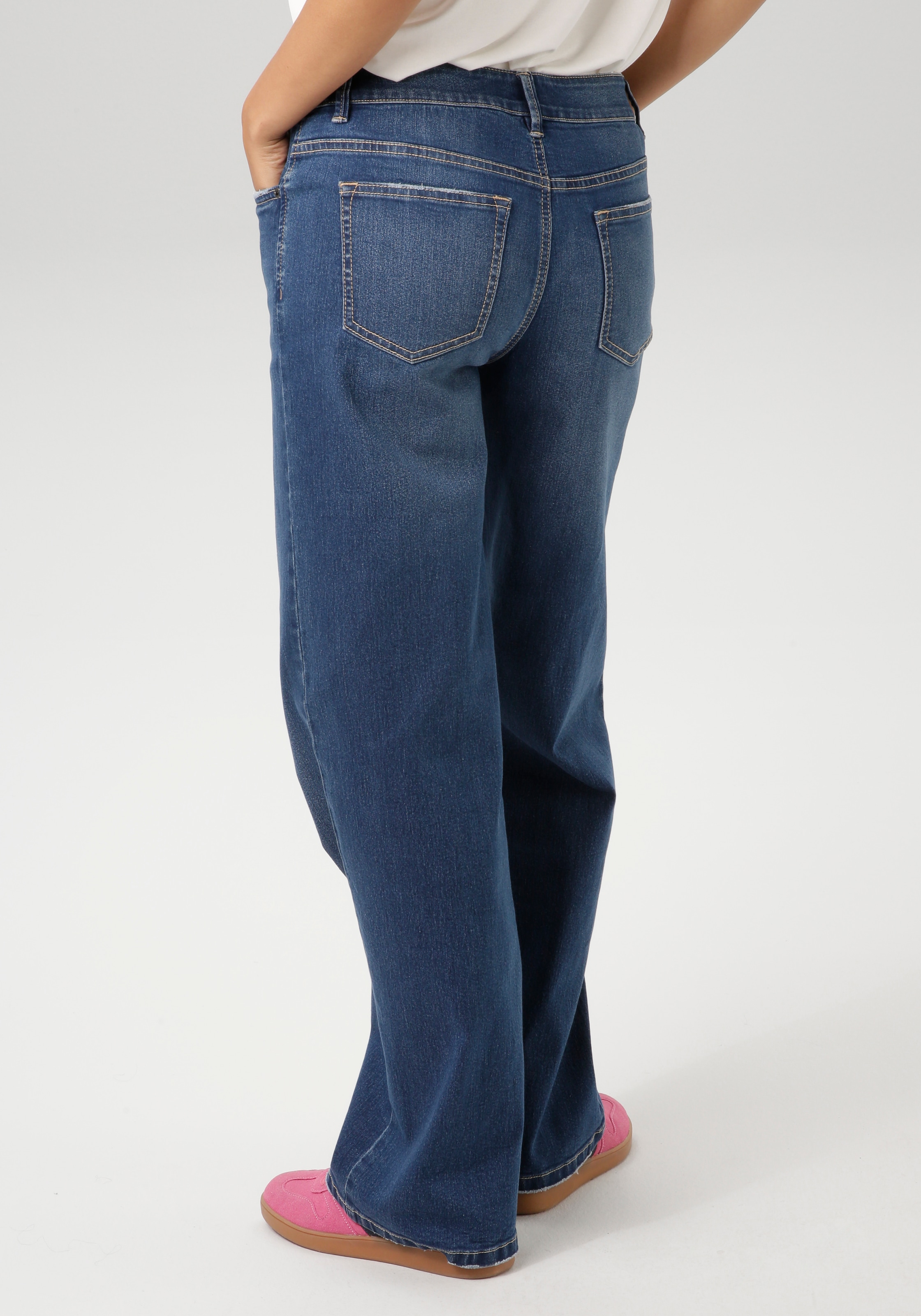 Aniston CASUAL Straight-Jeans, mit trendig weitem Bein - NEUE KOLLEKTION