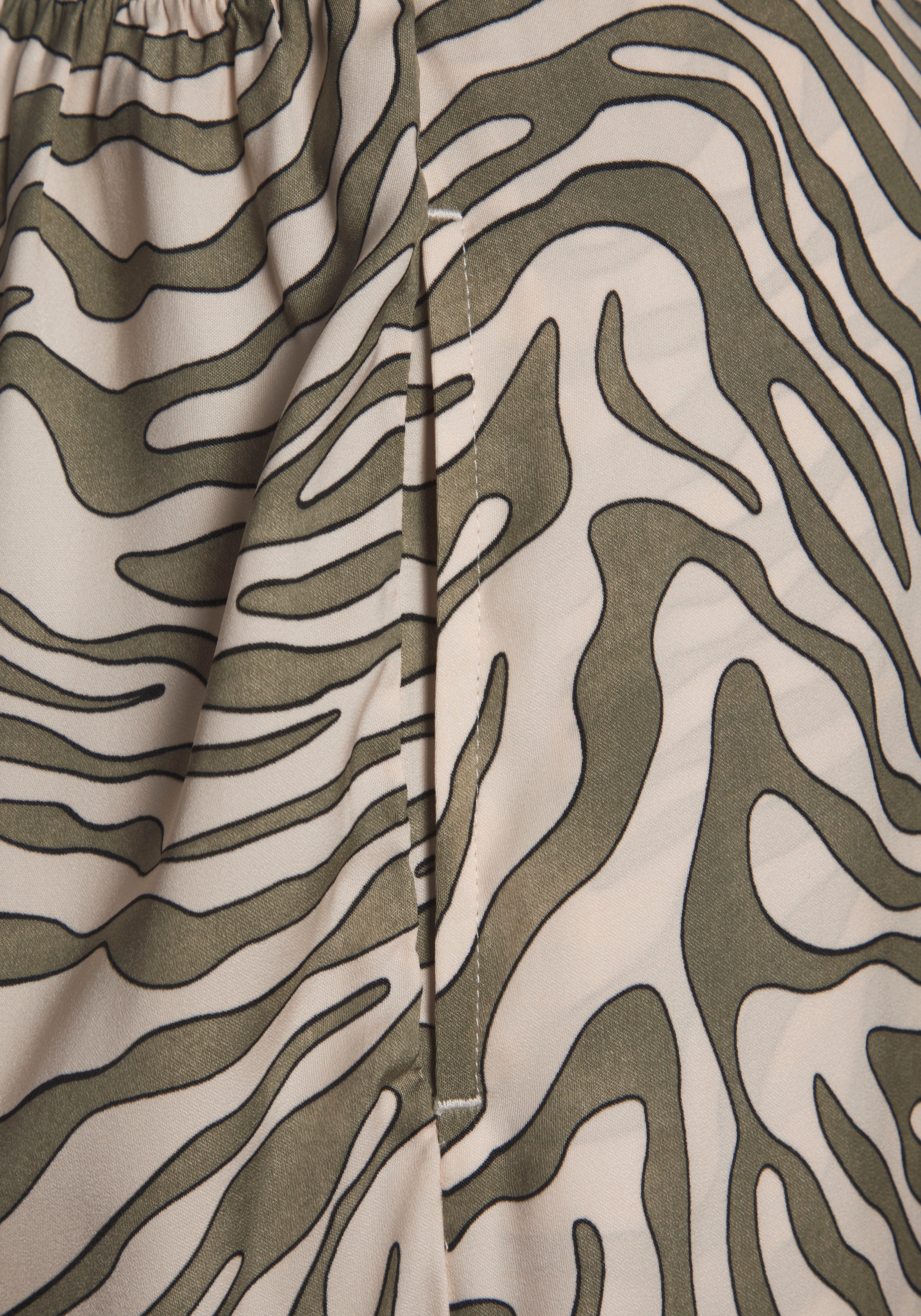 LASCANA Webhose, aus Satin mit Animaldruck, luftige Stoffhose mit Taschen, Strandhose