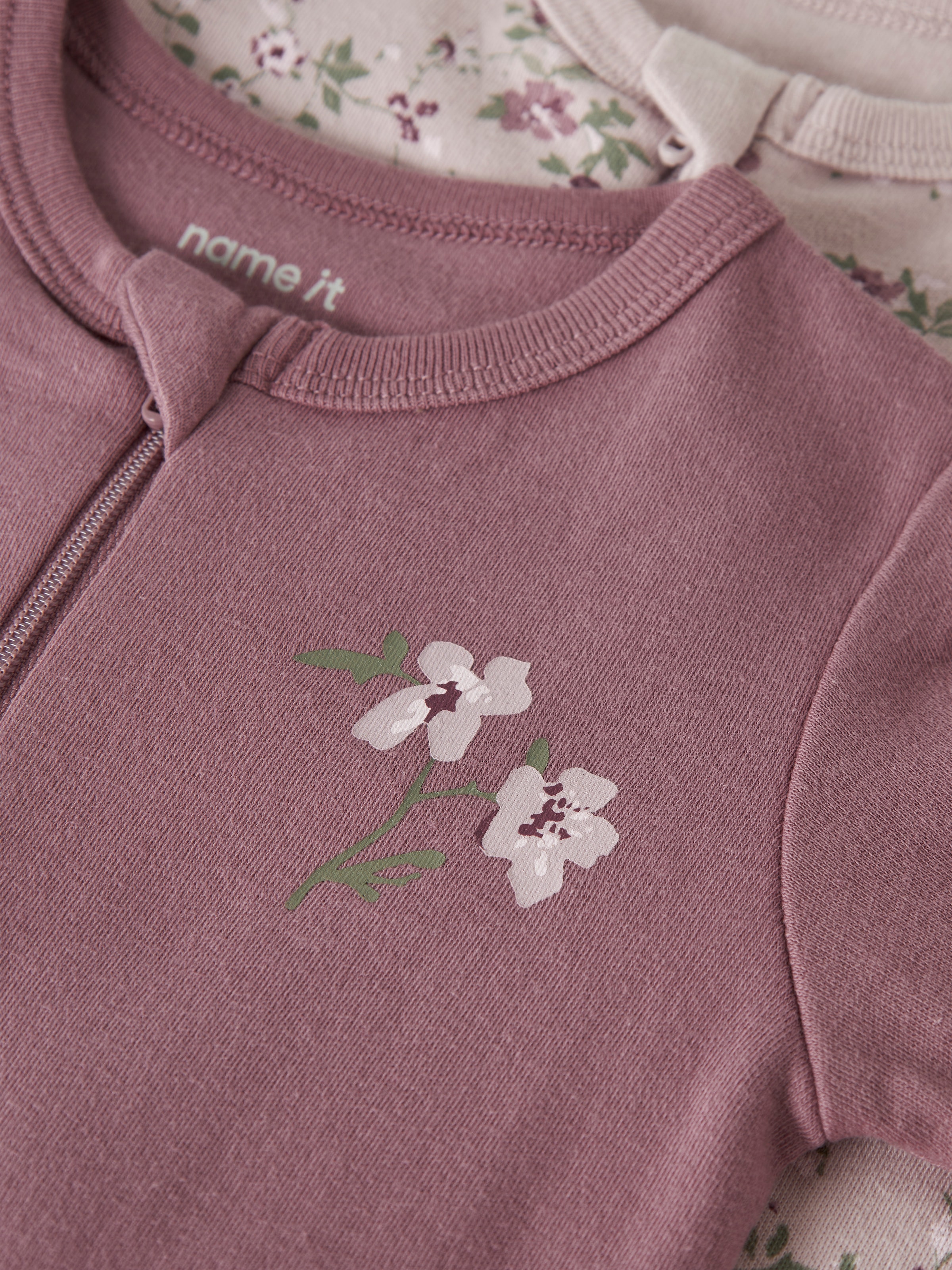Name It Schlafanzug »NBFNIGHTSUIT 2P ZIP FF VIOLETFLOWER NOOS« Packung, 2 aus Baumwolle, in Jersey-Qualität, lockere Passform, für Mädchen
