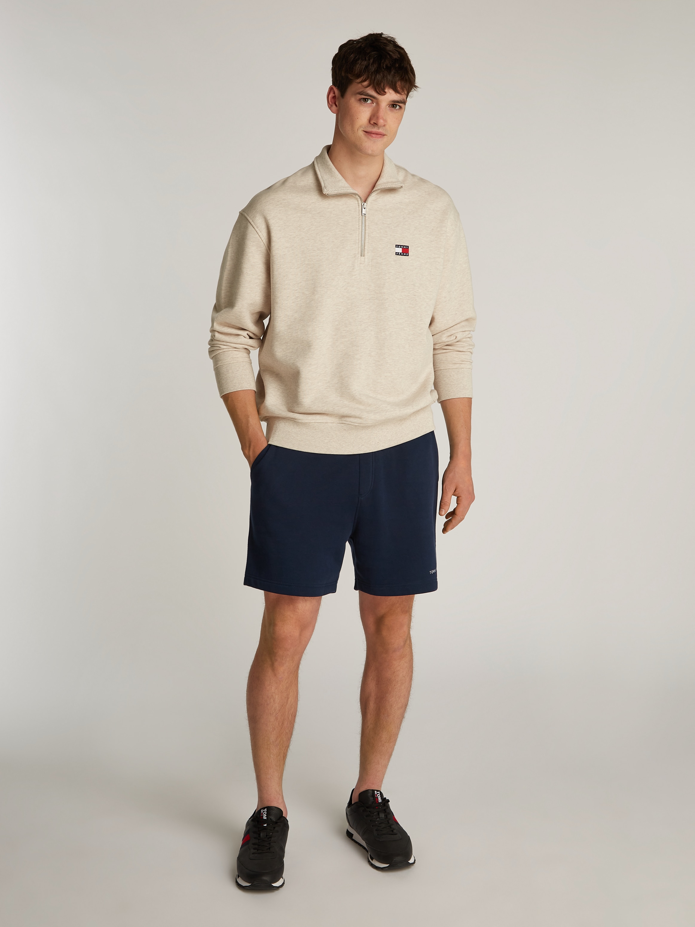 Tommy Jeans Sweatshorts »TJM REG LINEAR SHORT«, mit Logostickerei